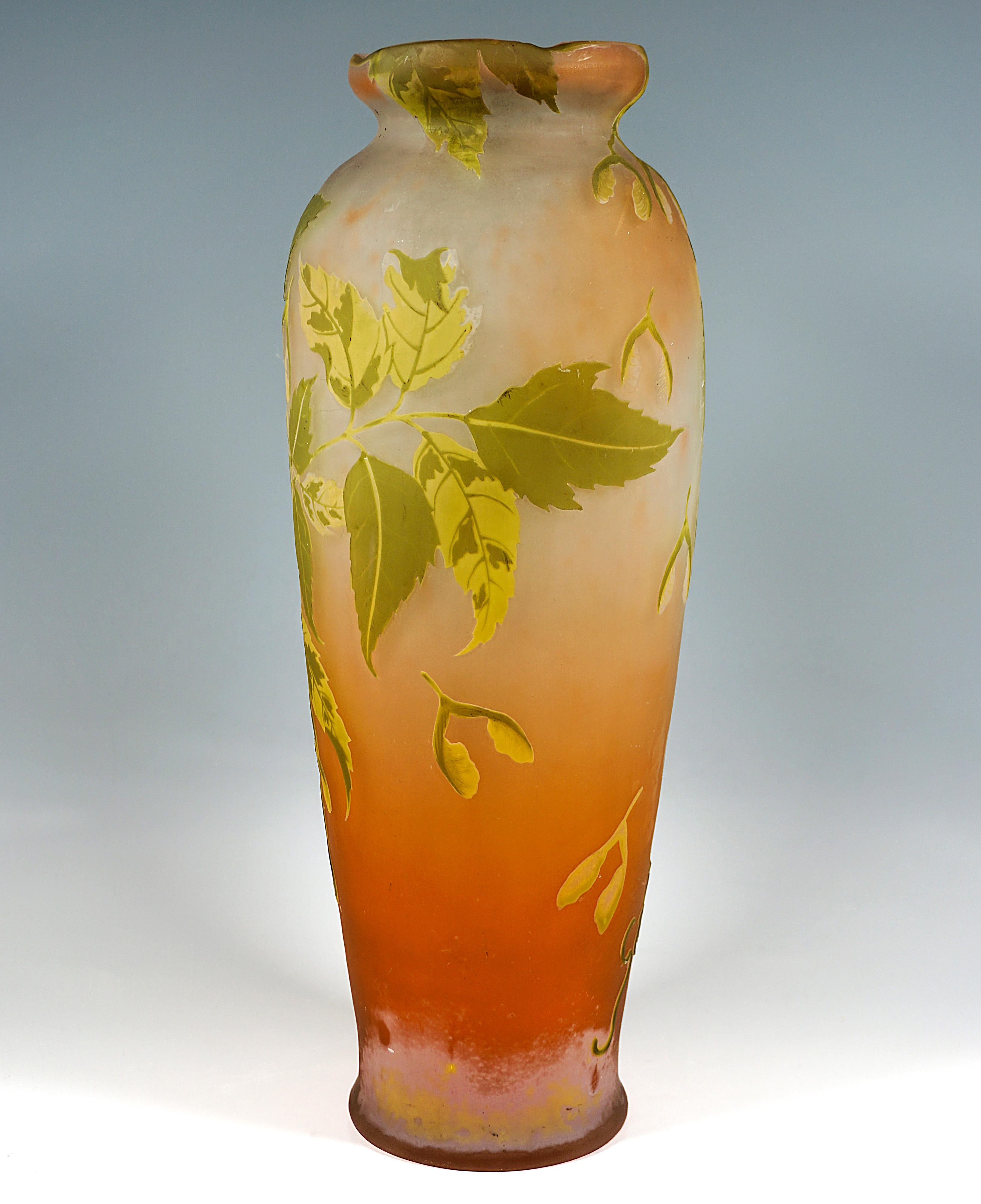 Français Grand vase camée Art nouveau d'Émile Gallé, décor de frêne et d'érable, France, vers 1900 en vente