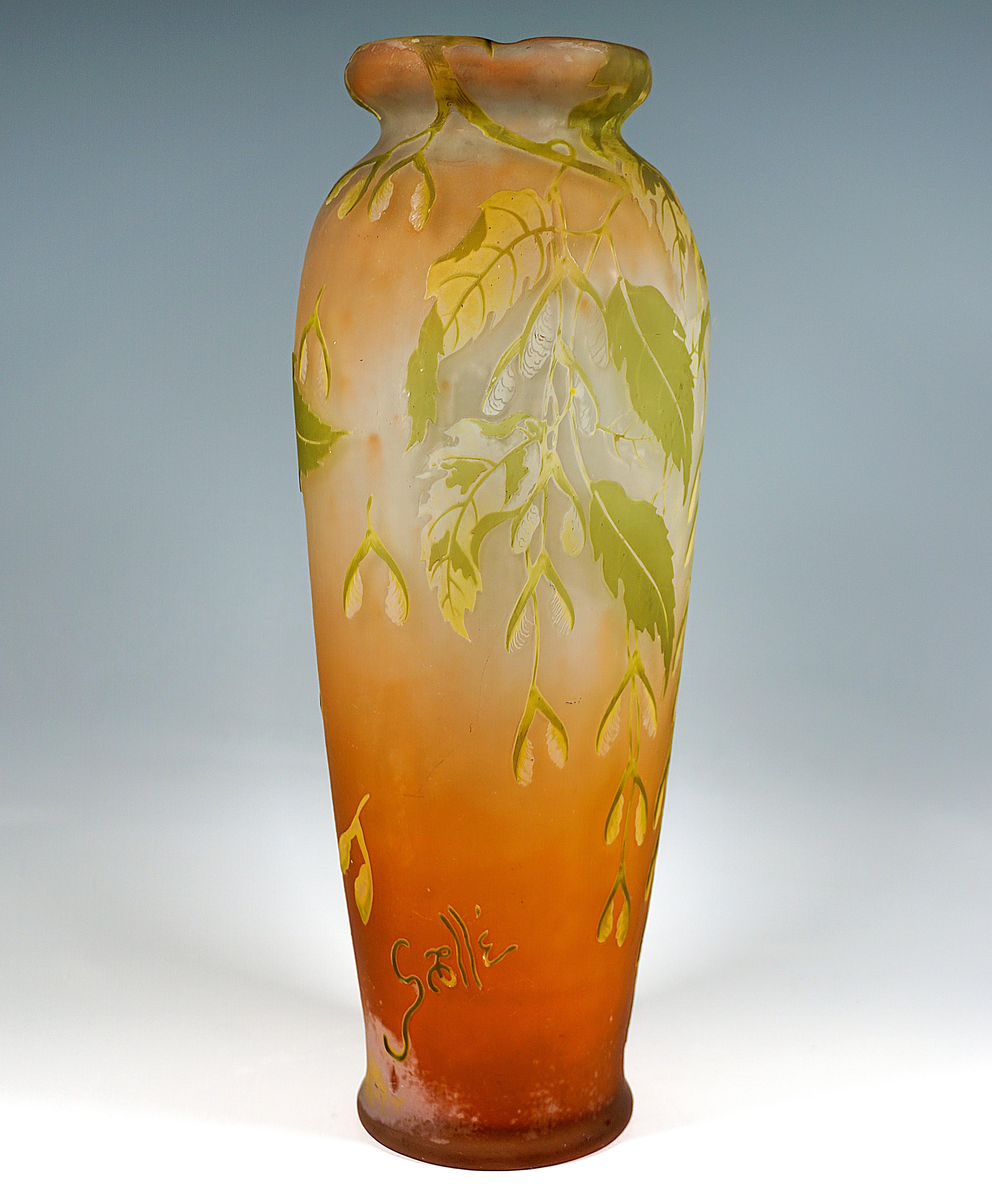 Buriné Grand vase camée Art nouveau d'Émile Gallé, décor de frêne et d'érable, France, vers 1900 en vente