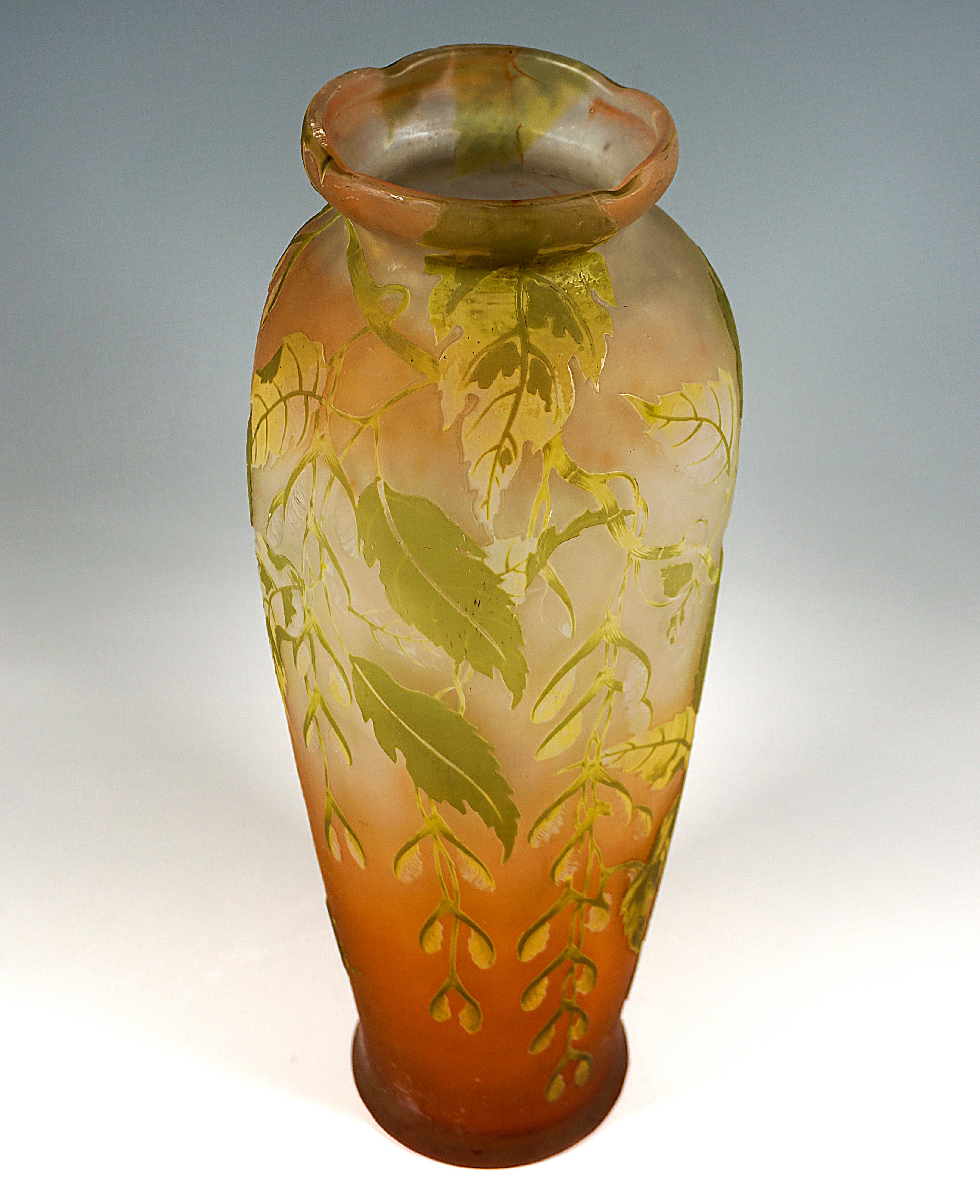 Début du 20ème siècle Grand vase camée Art nouveau d'Émile Gallé, décor de frêne et d'érable, France, vers 1900 en vente