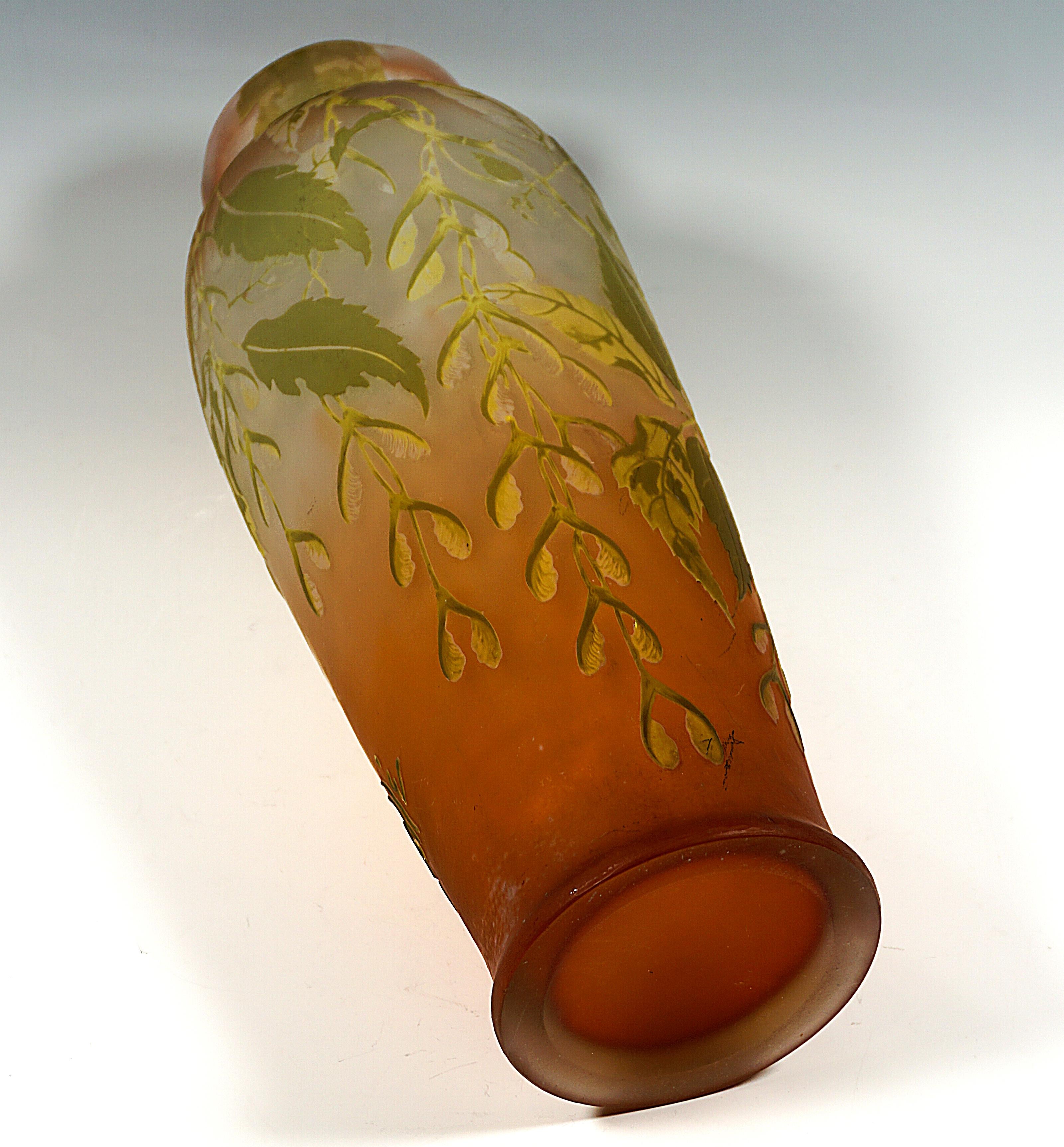 Verre Grand vase camée Art nouveau d'Émile Gallé, décor de frêne et d'érable, France, vers 1900 en vente