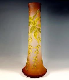 Grand vase camée Art nouveau d'Émile Gallé, décor de frêne et d'érable, France, vers 1910