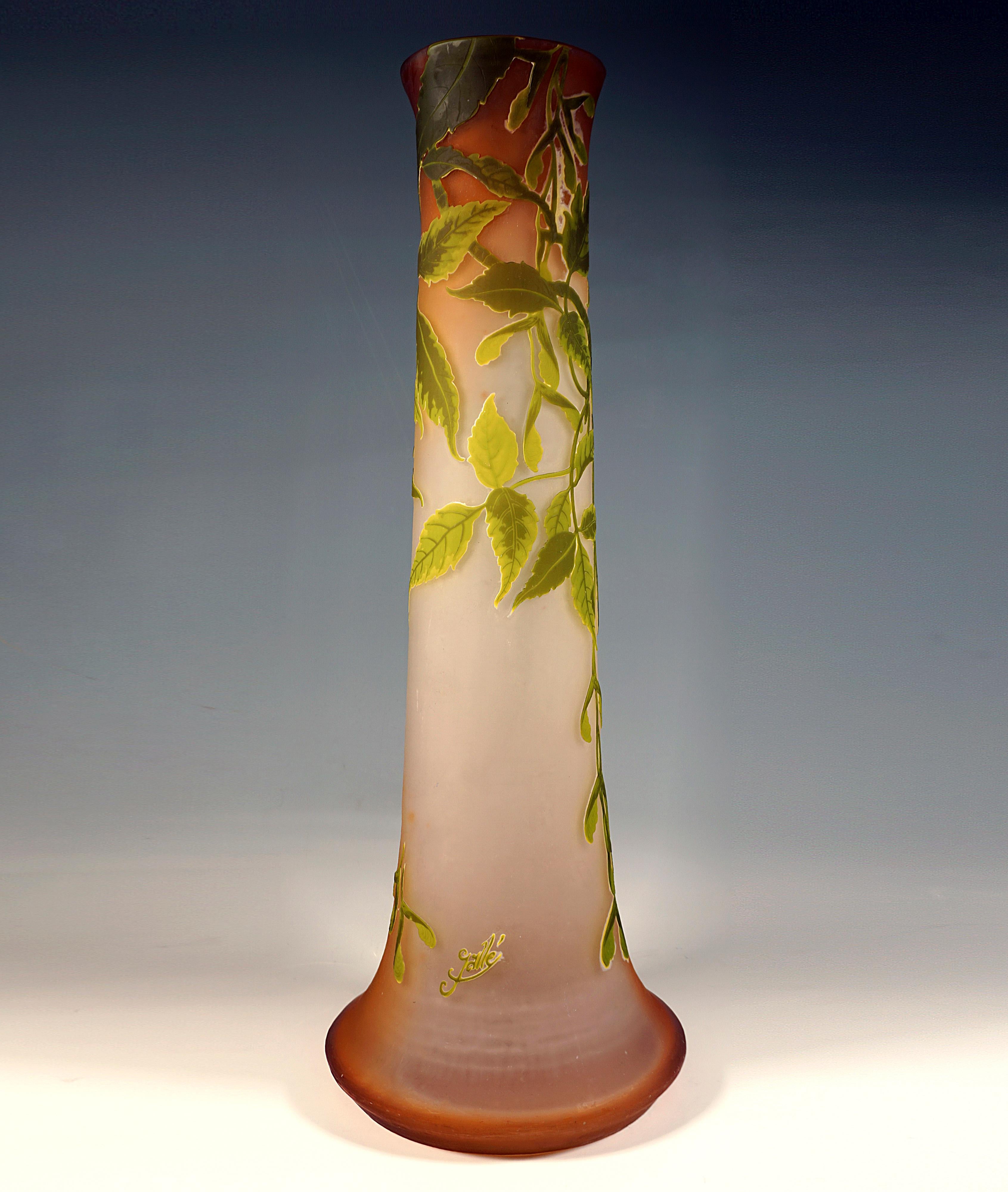 Français Grand vase camée Art nouveau d'Émile Gallé, décor de frêne et d'érable, France, vers 1910 en vente