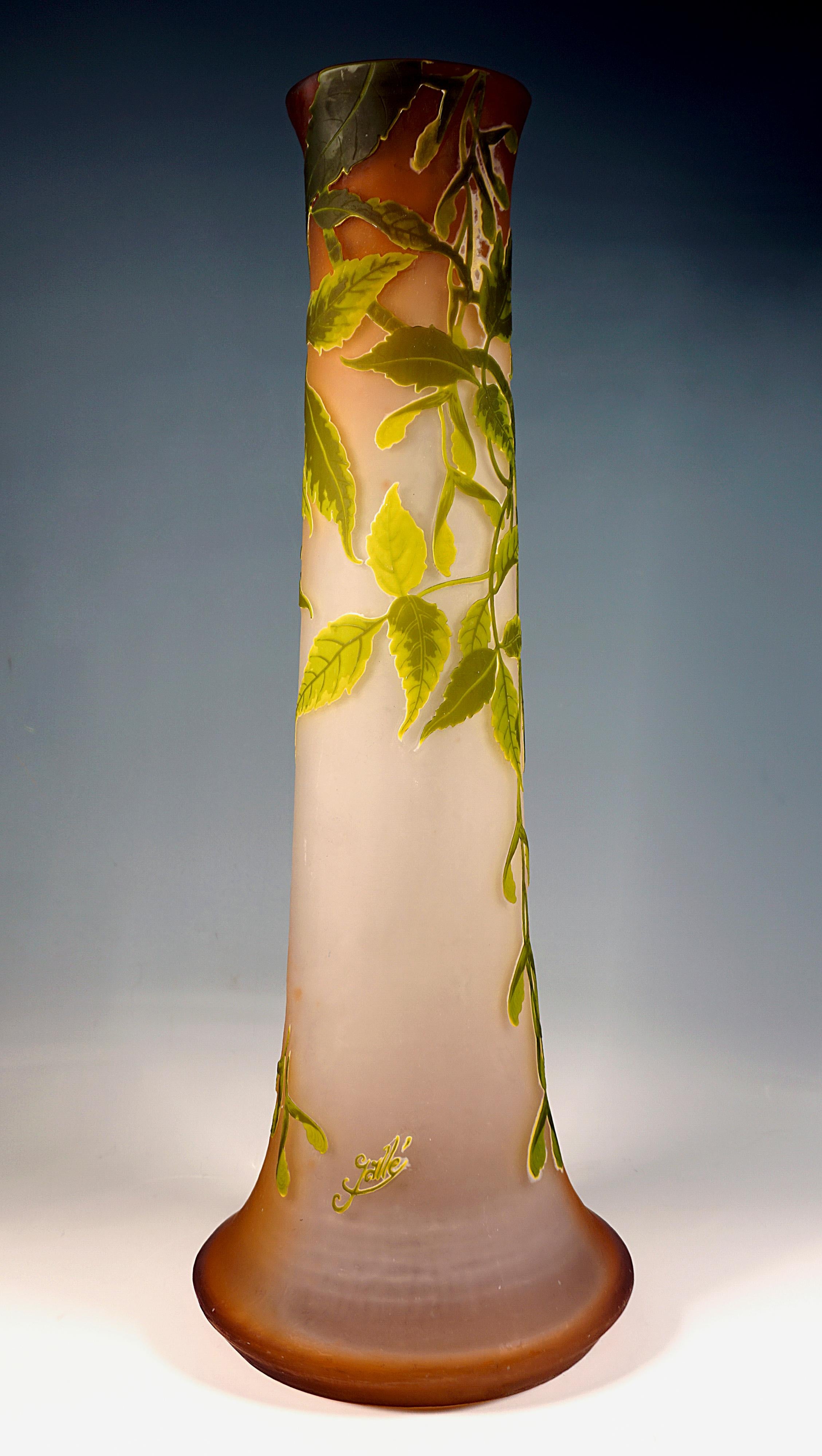 Buriné Grand vase camée Art nouveau d'Émile Gallé, décor de frêne et d'érable, France, vers 1910 en vente