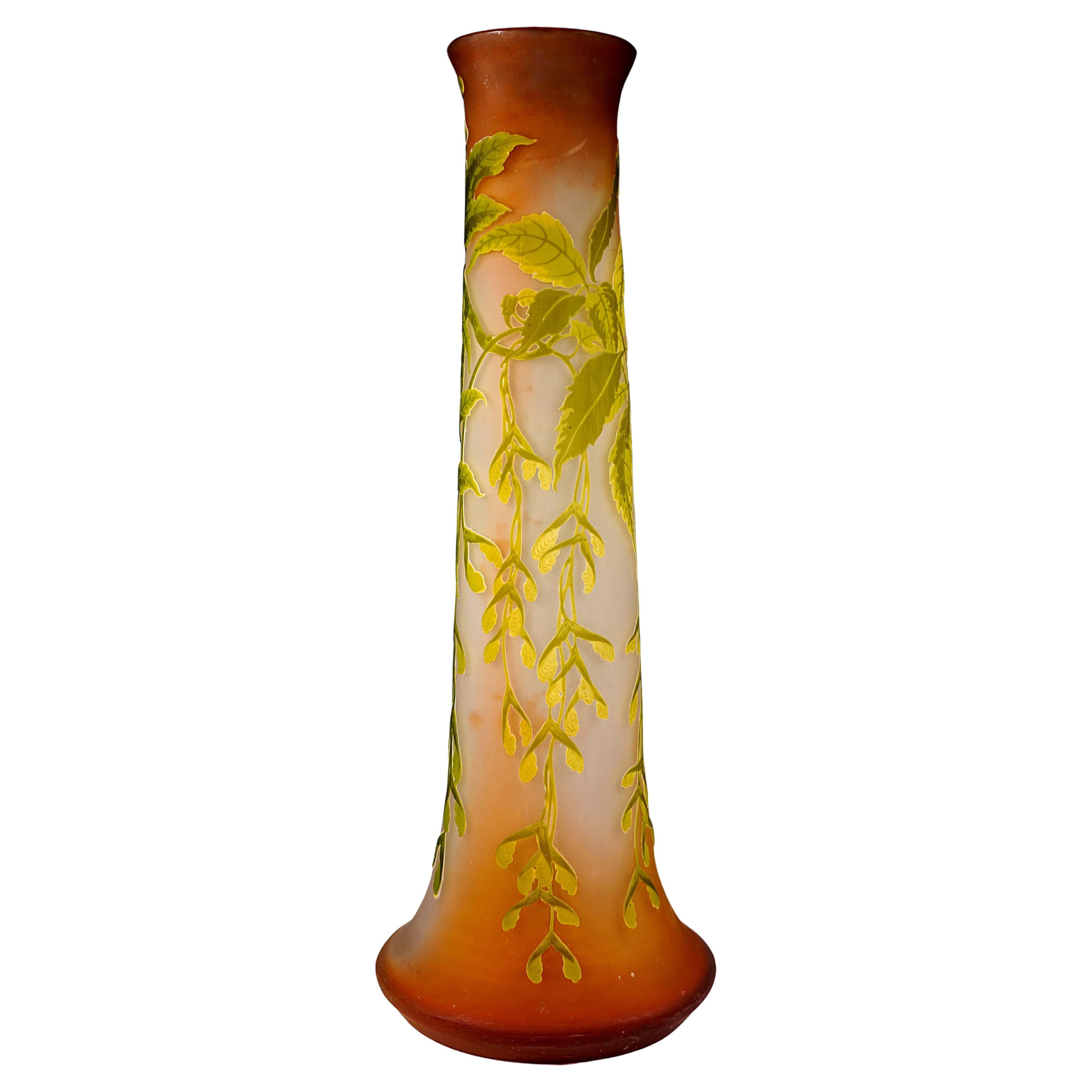 Grand vase camée Art nouveau d'Émile Gallé, décor de frêne et d'érable, France, vers 1910 en vente