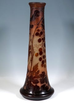 Grand vase camée Emile Galle Art Nouveau, Vigne, Nancy, France, Circa 1904