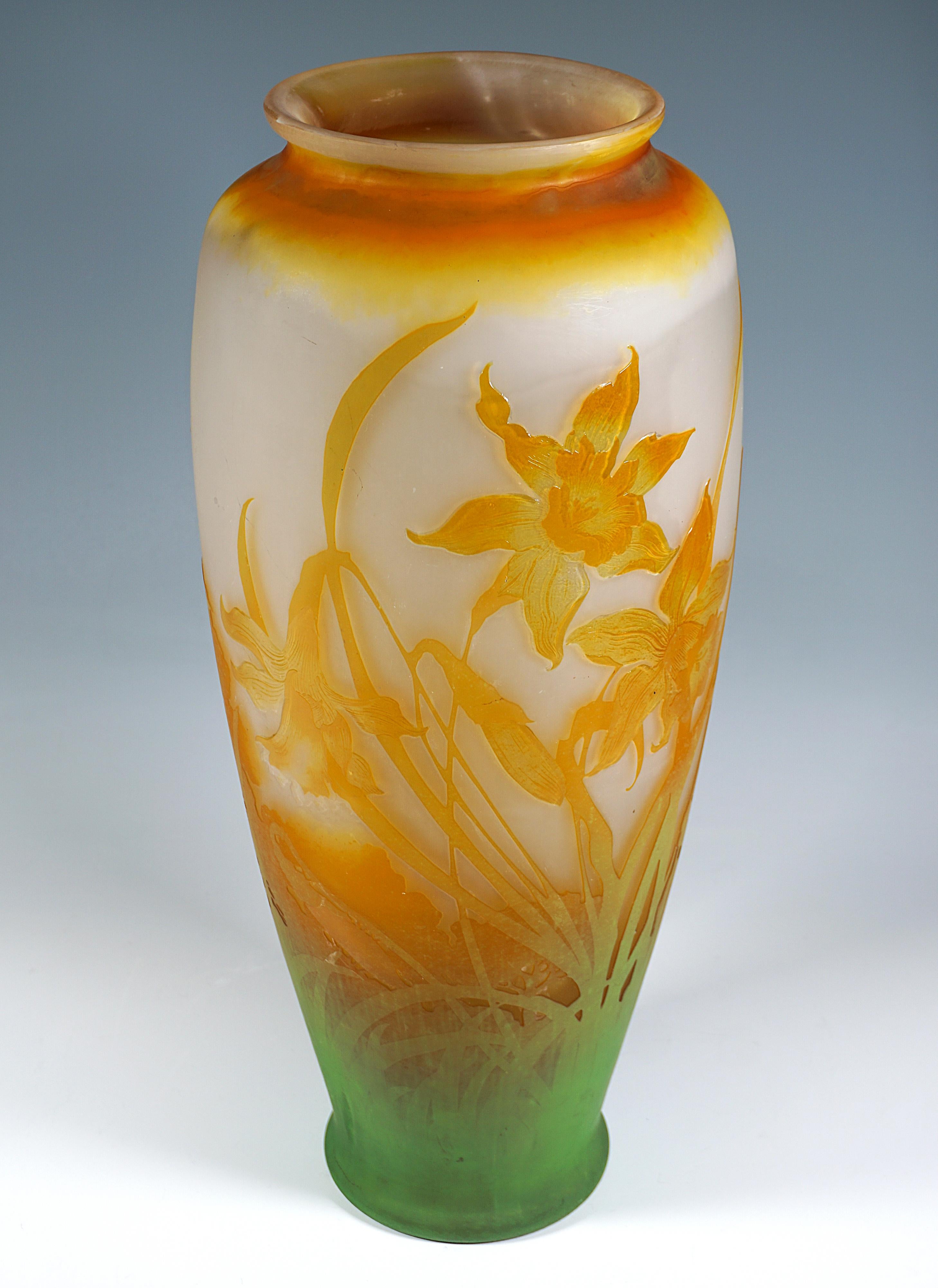 Große Émile Gallé-Jugendstil-Kamee-Vase mit Narzissen-Dekor, Frankreich, um 1904 (Radiert) im Angebot