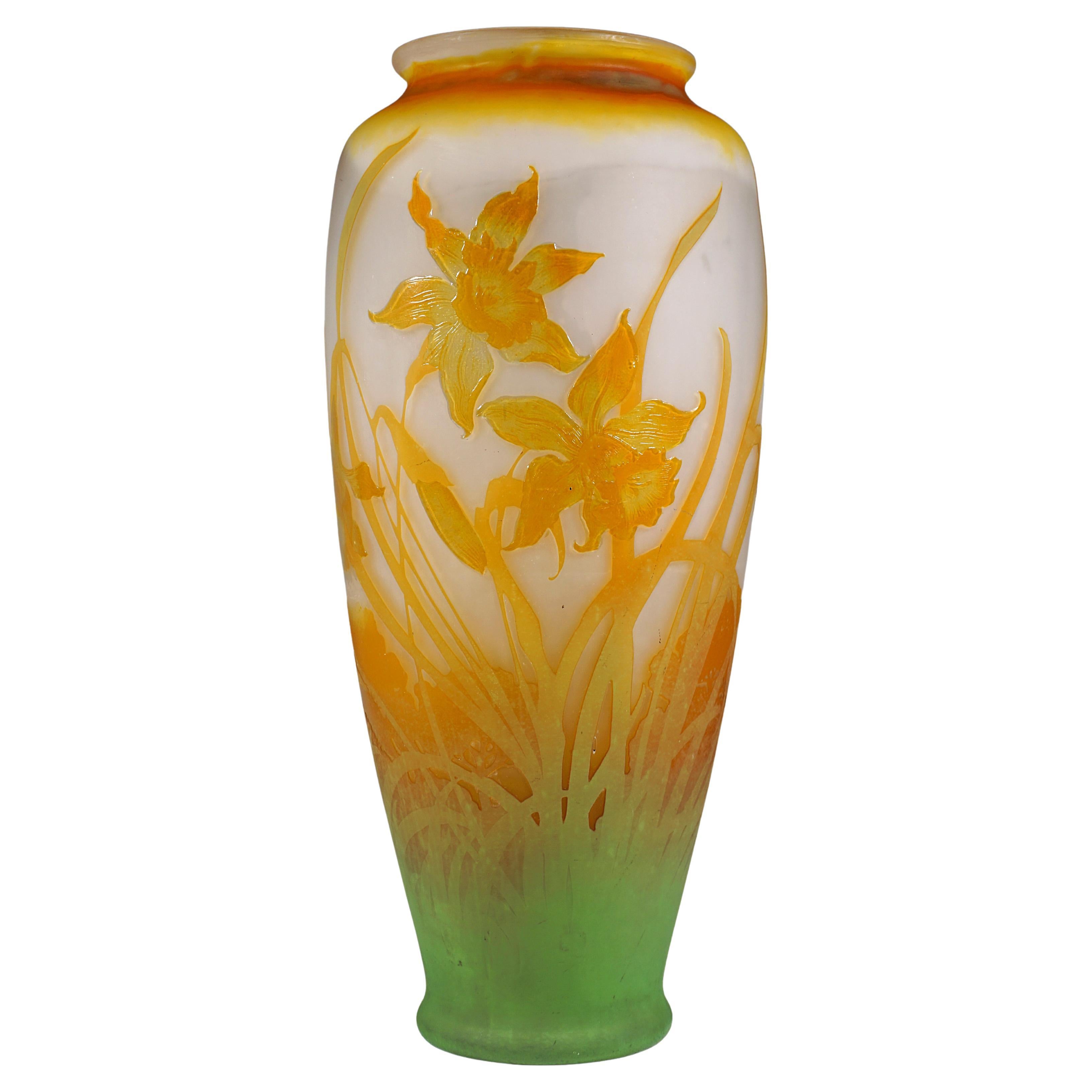 Large Émile Gallé Art Nouveau Cameo Vase With Daffodil Decor, France, Ca 1904 For Sale
