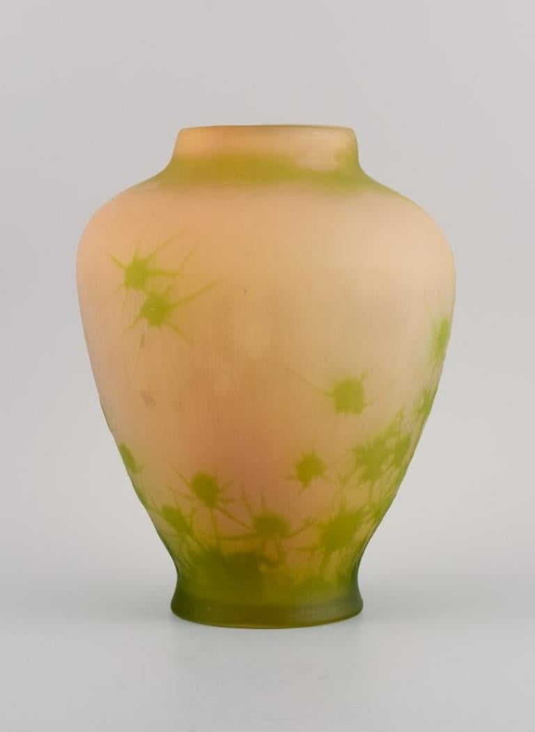 Large Émile Gallé vase in frosted art glass decorated with green thistles.
Approx. 1915.
In excellent condition.
Signed.
Dimensions: H 26.5 x D 19.0 cm.