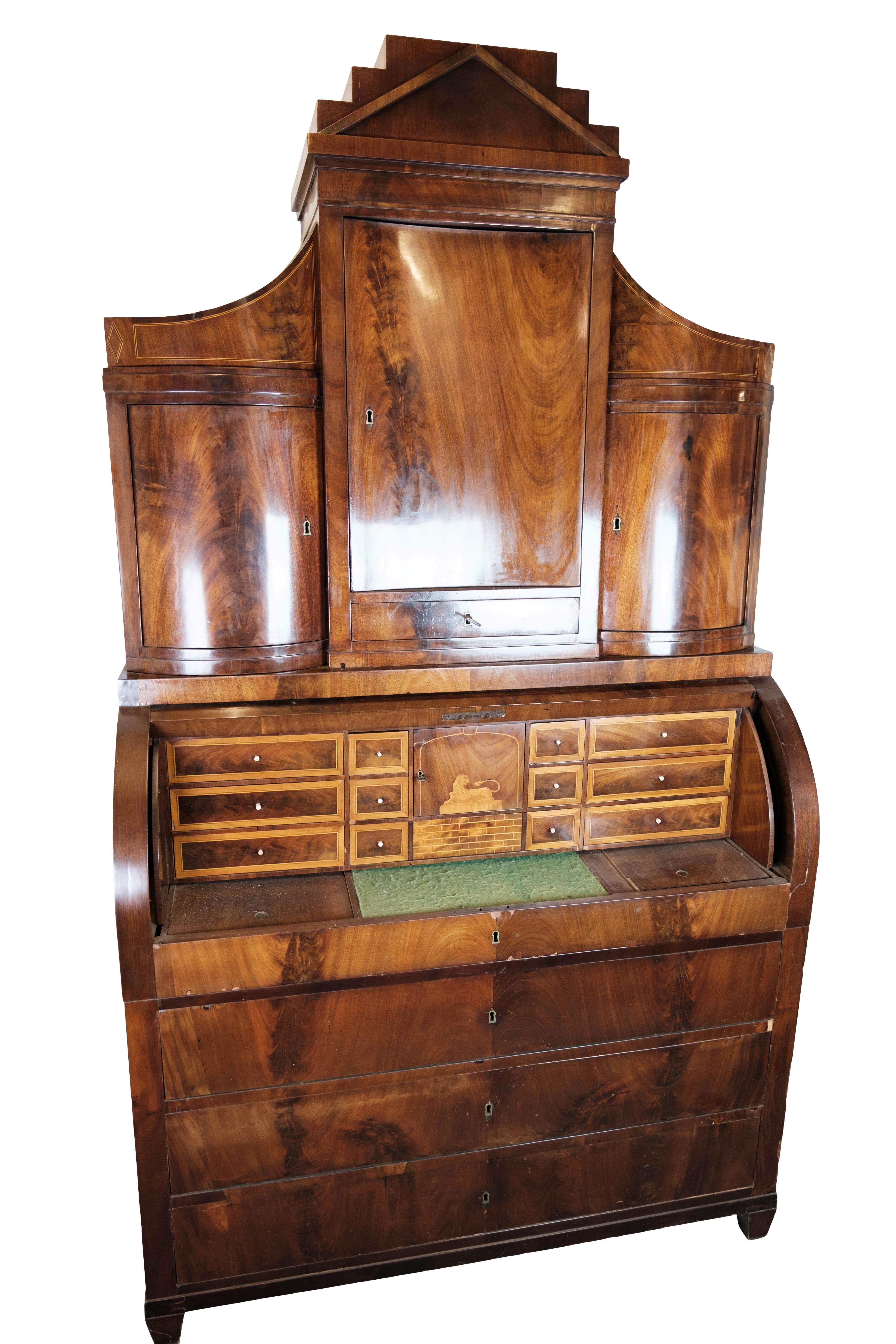 The large Late Empire hand-polished mahogany chatol with marquetry from the 1820s is an impressive piece of furniture that exudes an aura of elegance and historical significance. The chatol, with its hand-polished mahogany and delicate marquetry