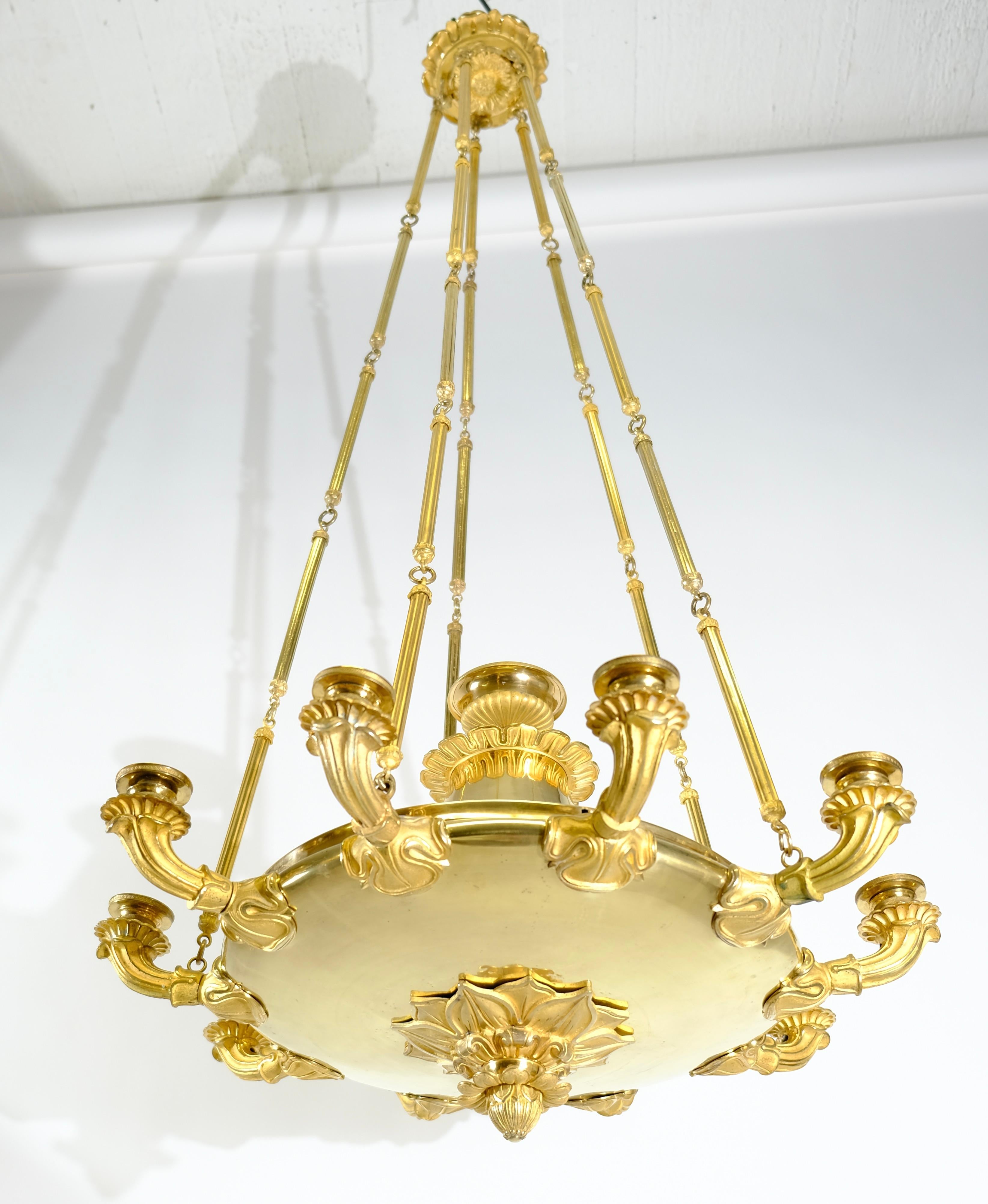 Großer Empire-Kronleuchter mit zehn Kerzenhaltern in hervorragendem Zustand. Um 1820. (Französisch) im Angebot