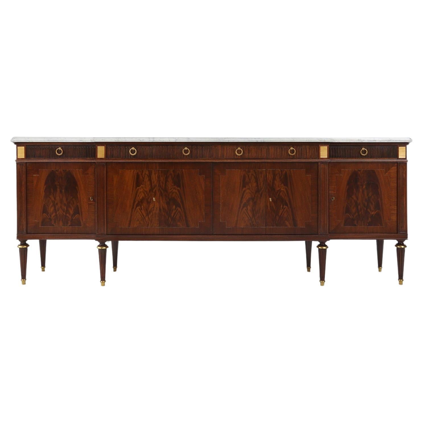 France / 1950 / credenza / wood and Carrara marble / empire

Elegant empire sideboard with 6 doors and 4 drawers, made in France around 1950. Below the exquisite Carrara marble top are four easy-to-open drawers with decorative rosettes, brass ring