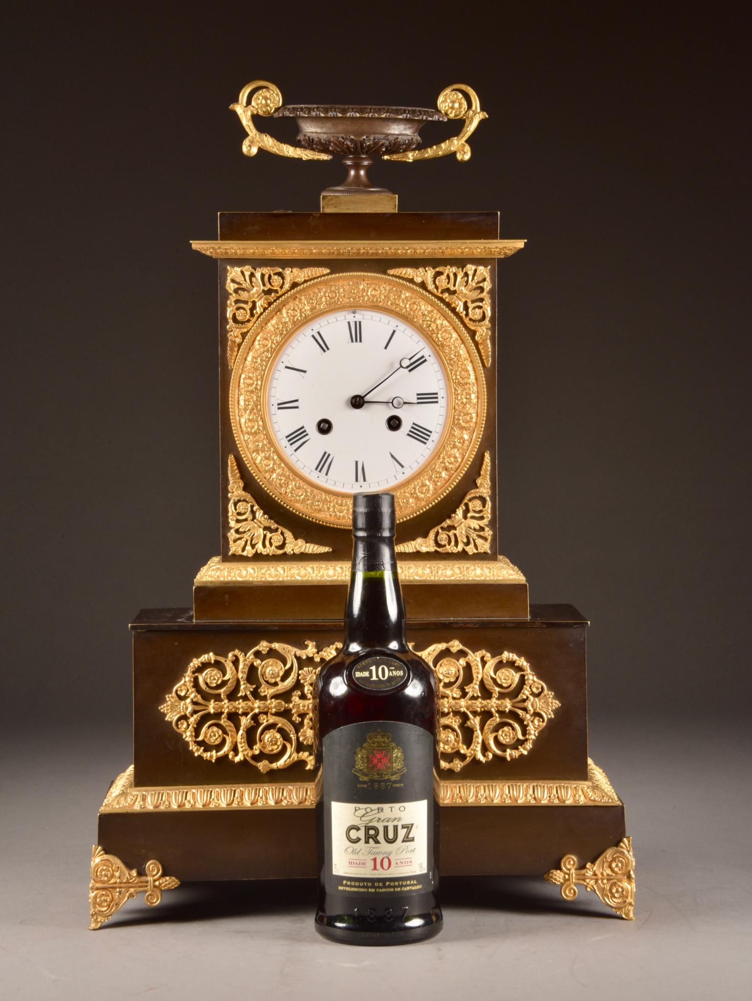 Außergewöhnlich schöne große Bronze patiniert Uhr aus zweiten Empire Periode. 
Gangreserve: 8-Tage-Werk
Schlagwerk: Halbe Stunde:: eine Glocke
Hersteller/Designer: Japy Freres & Cie:: Medaille d'Honneur:: Grand Expo. 1855. 

Diese Uhr wird mit