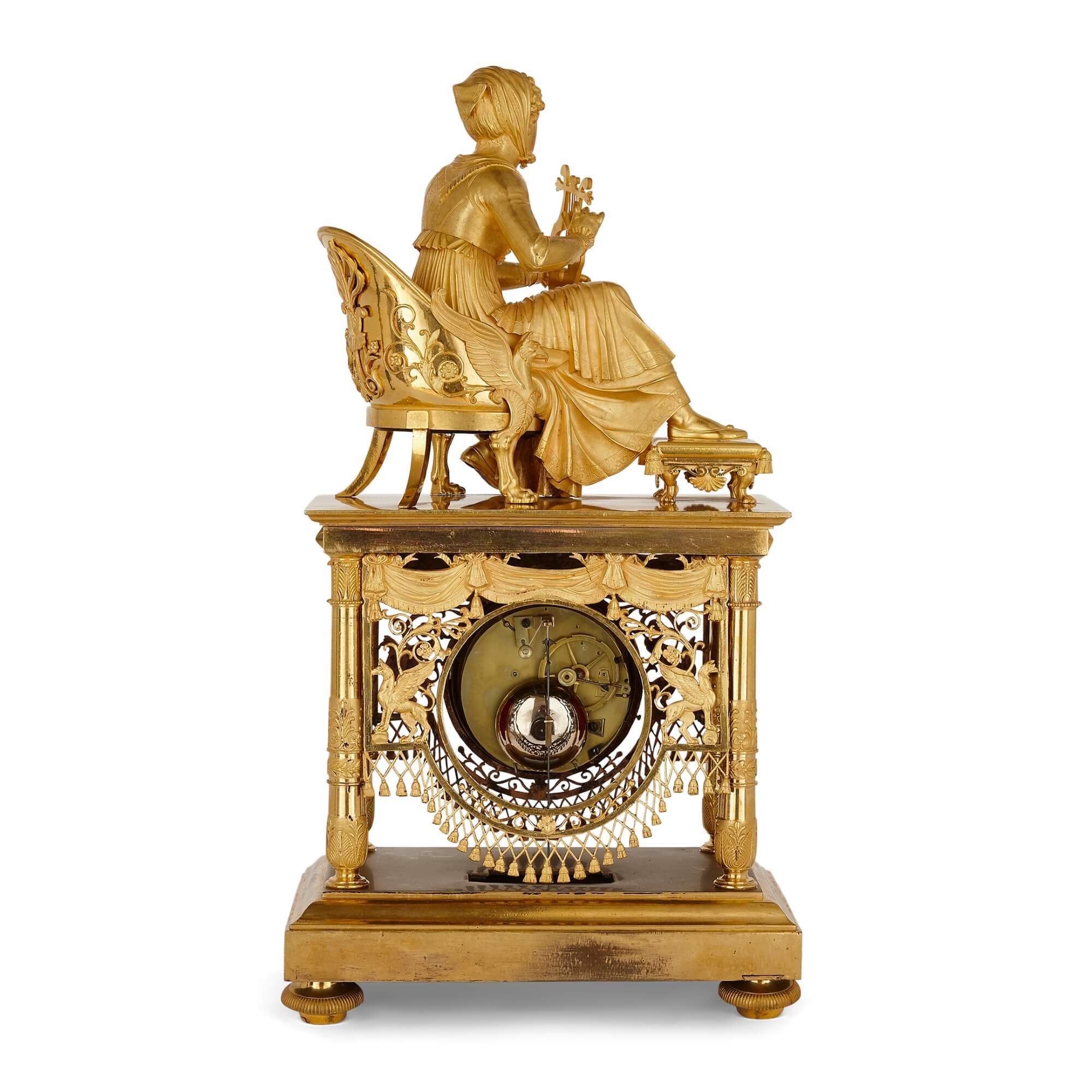 Bronze doré Grande horloge de cheminée en bronze doré d'époque Empire en vente