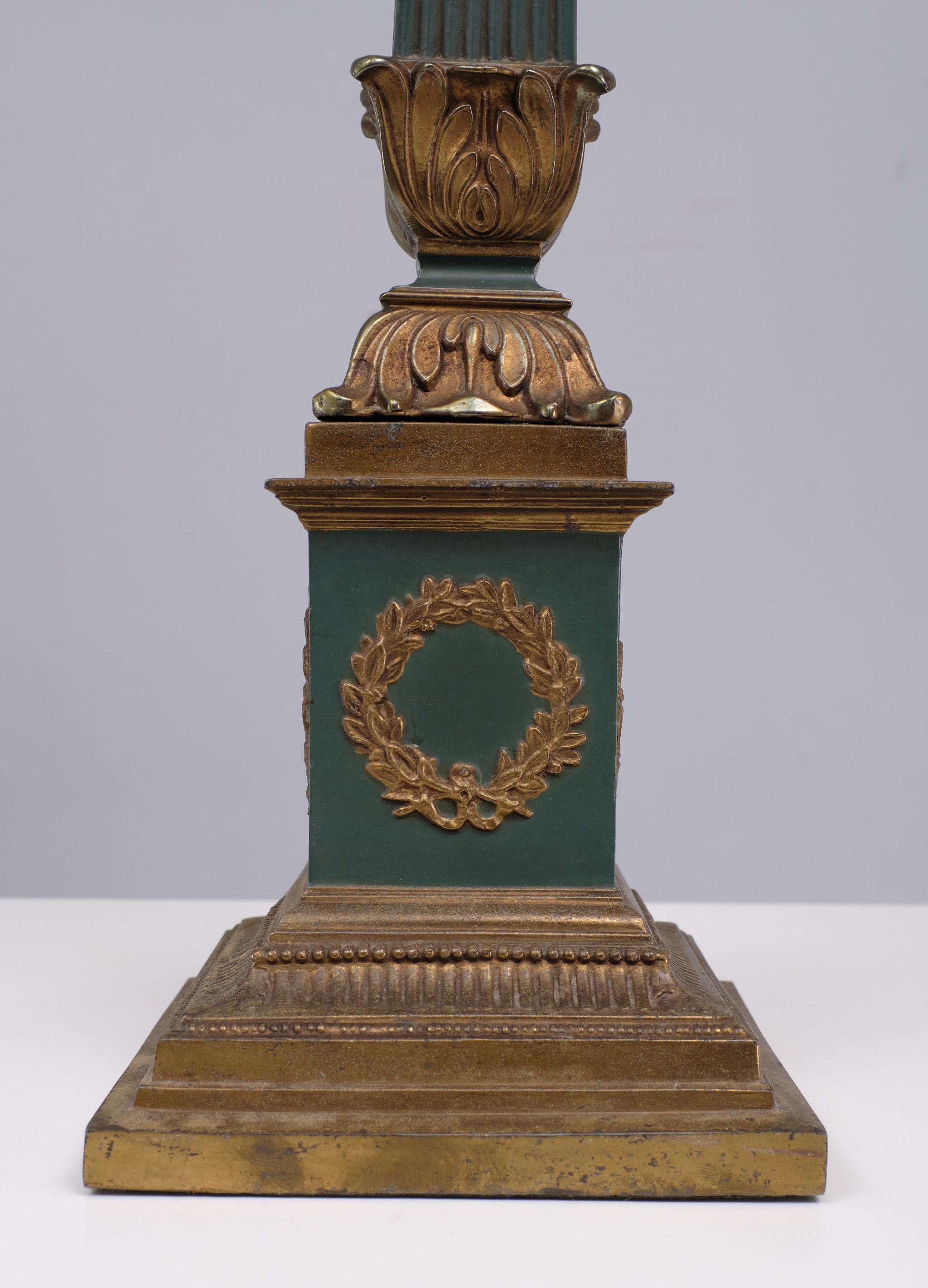 Preciosa lámpara de sobremesa grande, de metal verde, con adornos de latón.
En un estilo Imperio . Viene con una pantalla de seda muy bonita, en muy buen estado.
Se necesita una bombilla E27 grande .