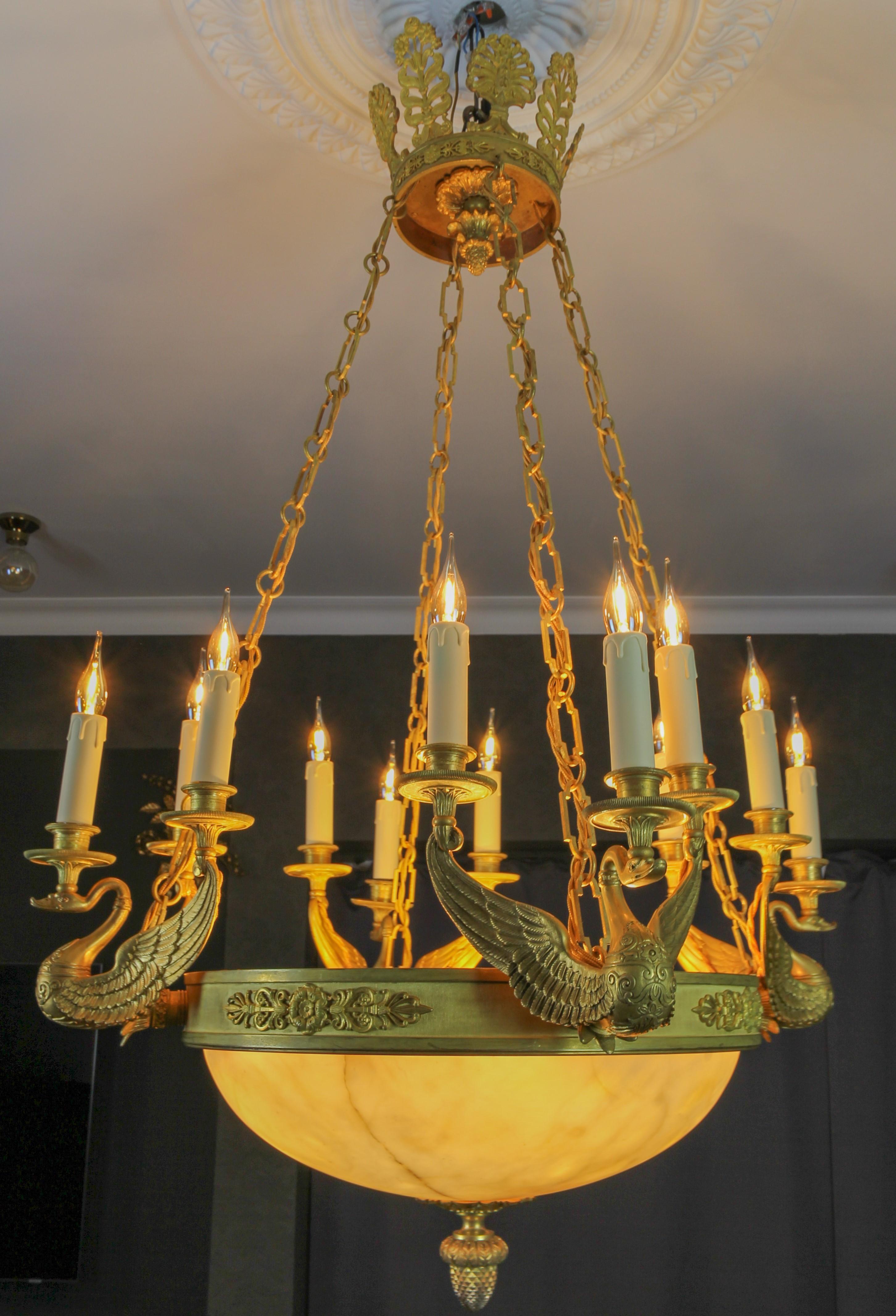 Großer Sechzehn-Licht-Kronleuchter aus Alabaster und Bronze im Empire-Stil, um 1890 im Zustand „Gut“ im Angebot in Barntrup, DE