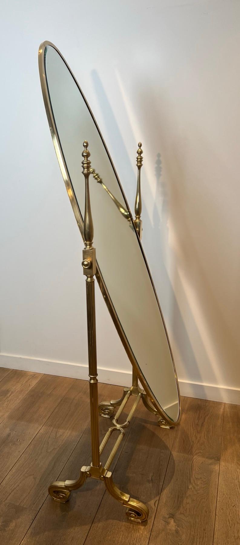 Questo specchio psichico molto bello, elegante e grande è realizzato in bronzo e ottone. Si tratta di un'opera francese in stile Impero. Circa 1880