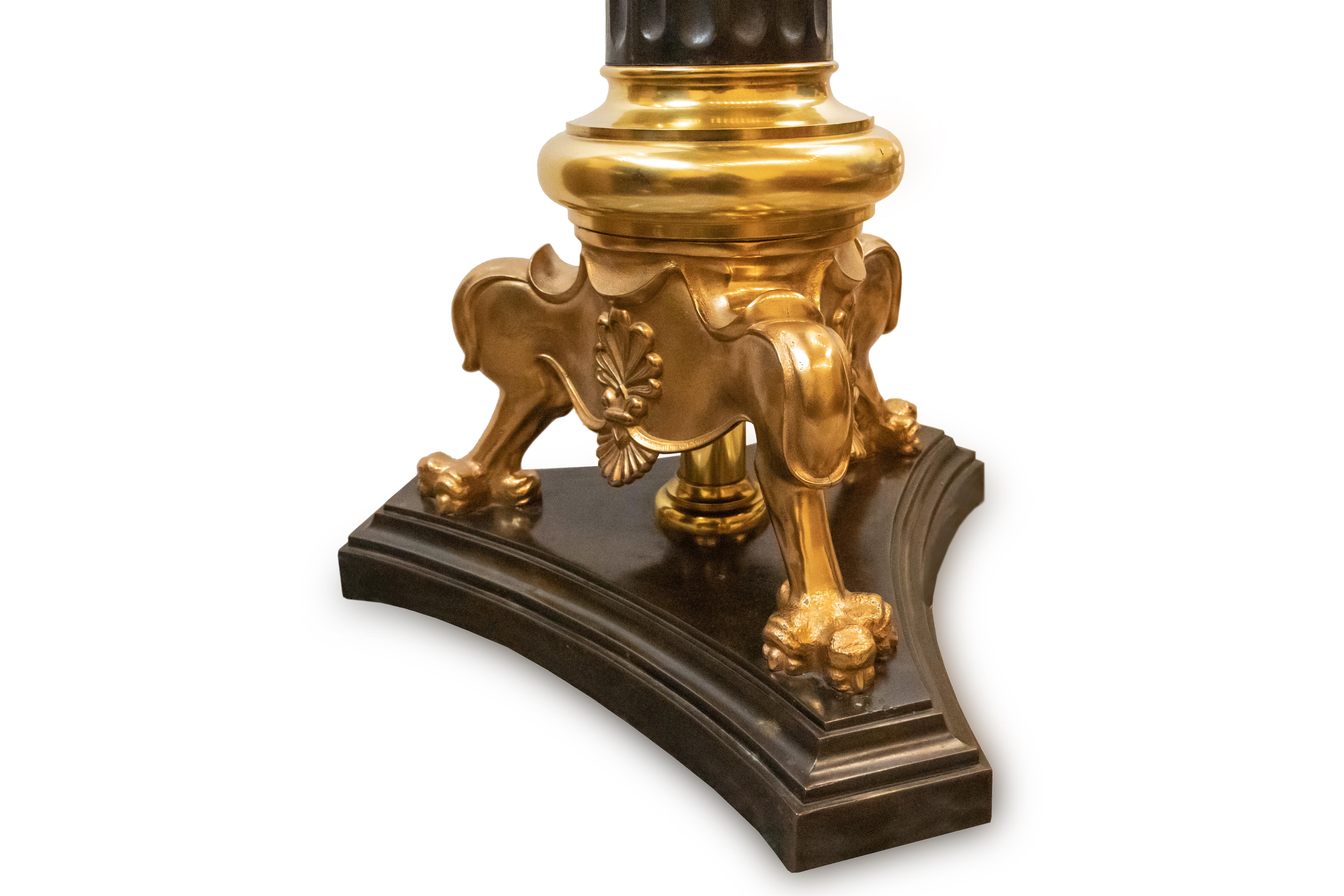 Große Bronze-Stehleuchte im Empire-Stil mit Säulenbau und Milchglaskugelschirm (Vergoldet) im Angebot
