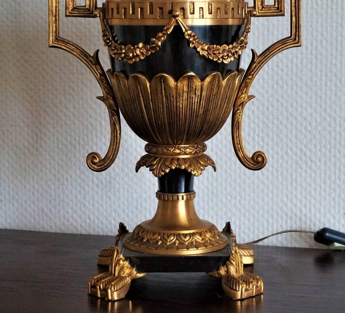 20ième siècle Grande urne de table de style Empire en bronze doré et patiné, lampe d'amphore en vente