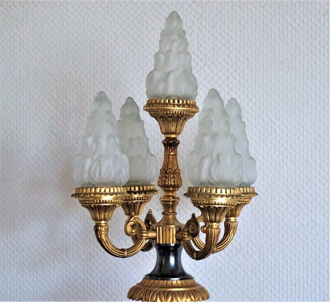 Bronze Grande urne de table de style Empire en bronze doré et patiné, lampe d'amphore en vente