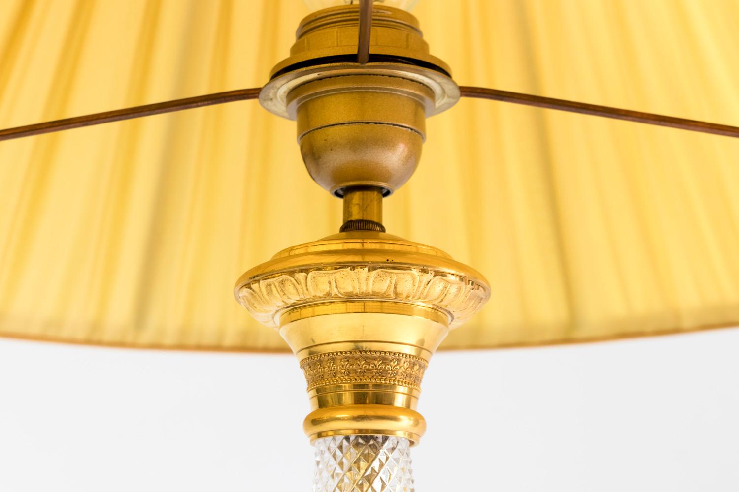 Français Grande lampe de style Empire en cristal taillé et bronze doré, années 1940 en vente