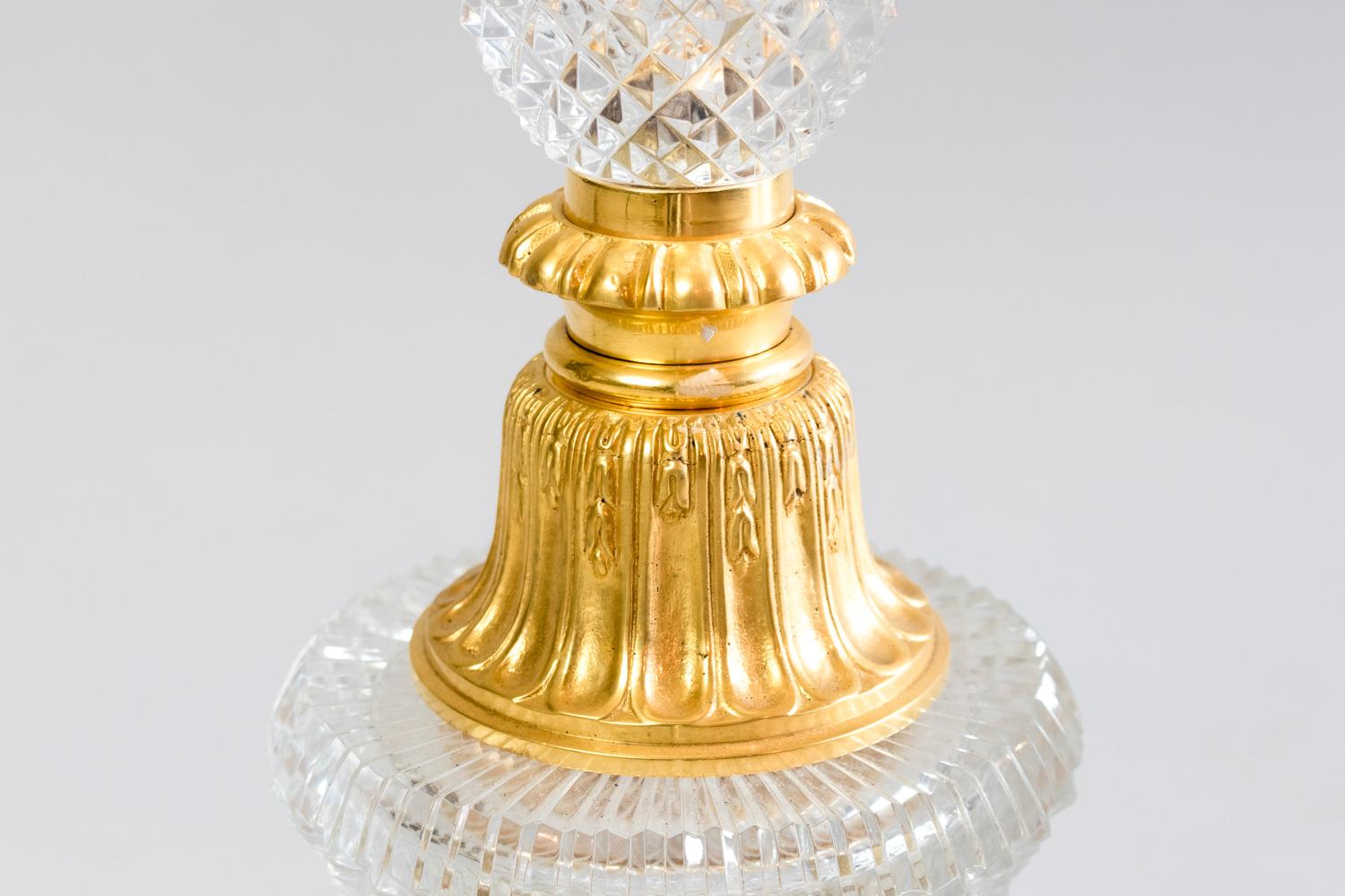 Milieu du XXe siècle Grande lampe de style Empire en cristal taillé et bronze doré, années 1940 en vente