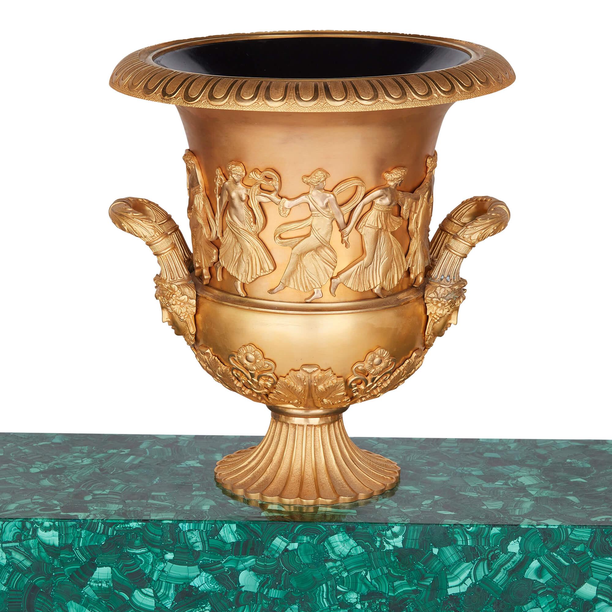 Français Grande table centrale de style Empire en bronze doré et malachite  en vente