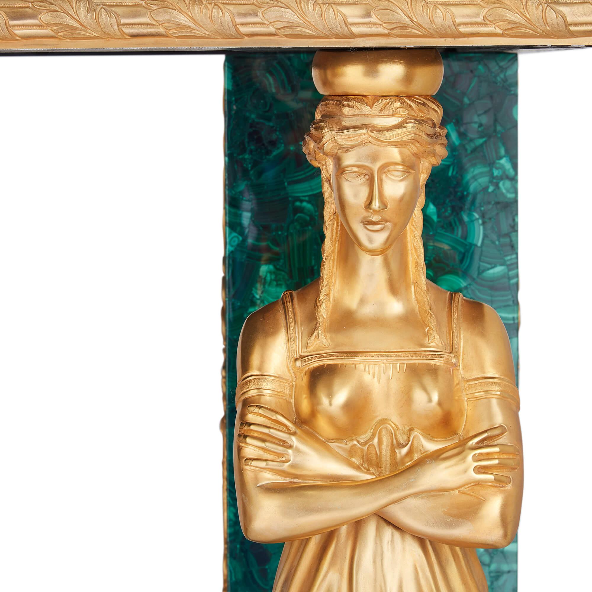 20ième siècle Grande table centrale de style Empire en bronze doré et malachite  en vente