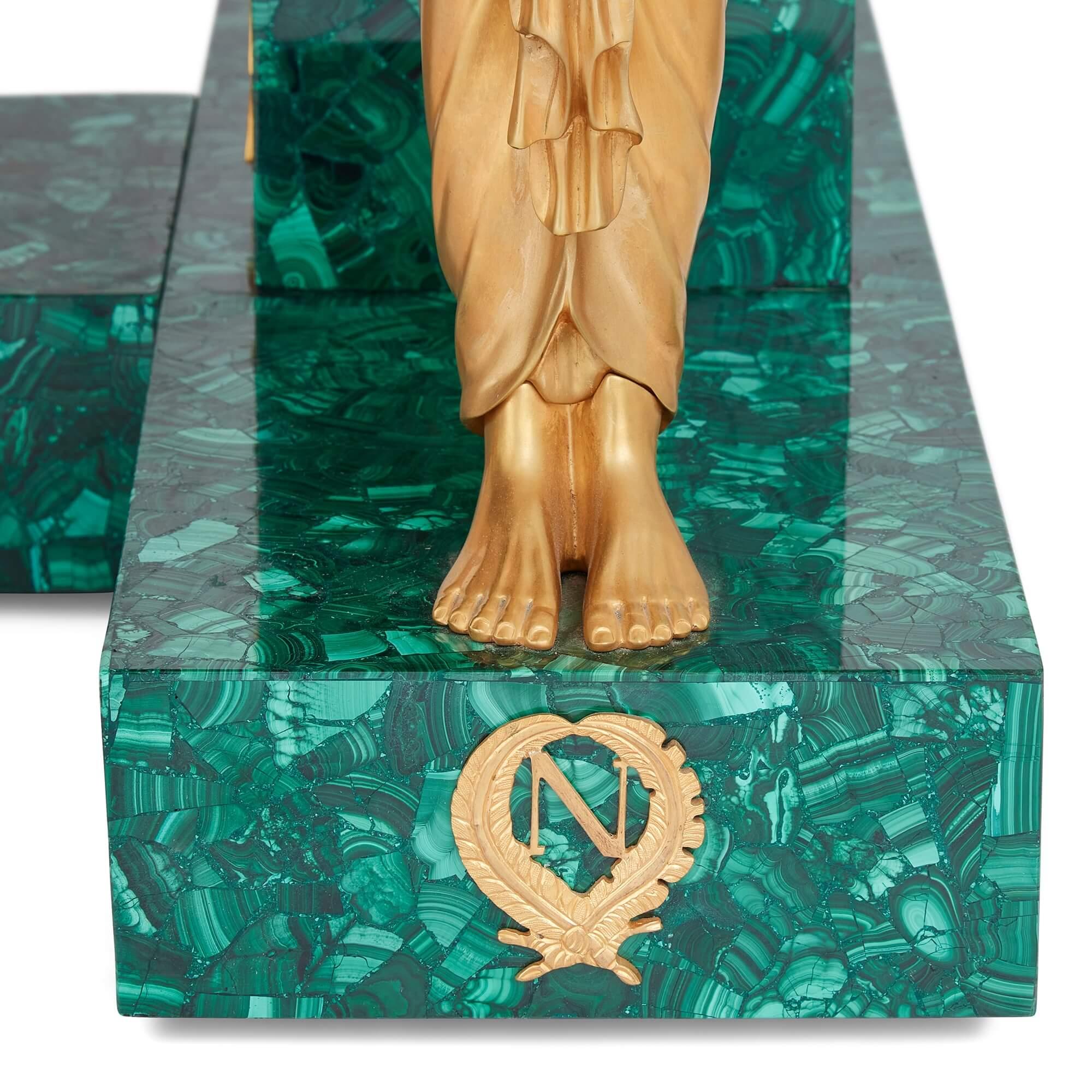 Malachite Grande table centrale de style Empire en bronze doré et malachite  en vente