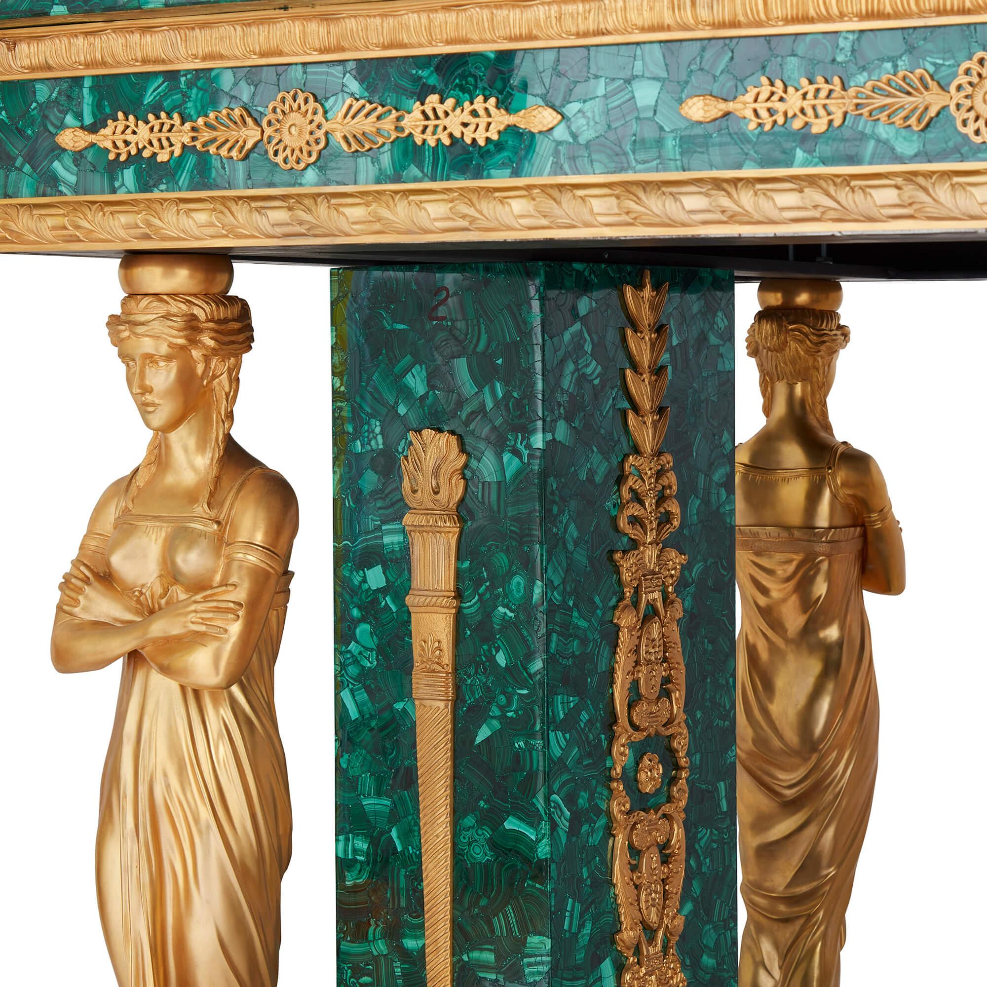 Grande table centrale de style Empire en bronze doré et malachite  en vente 1