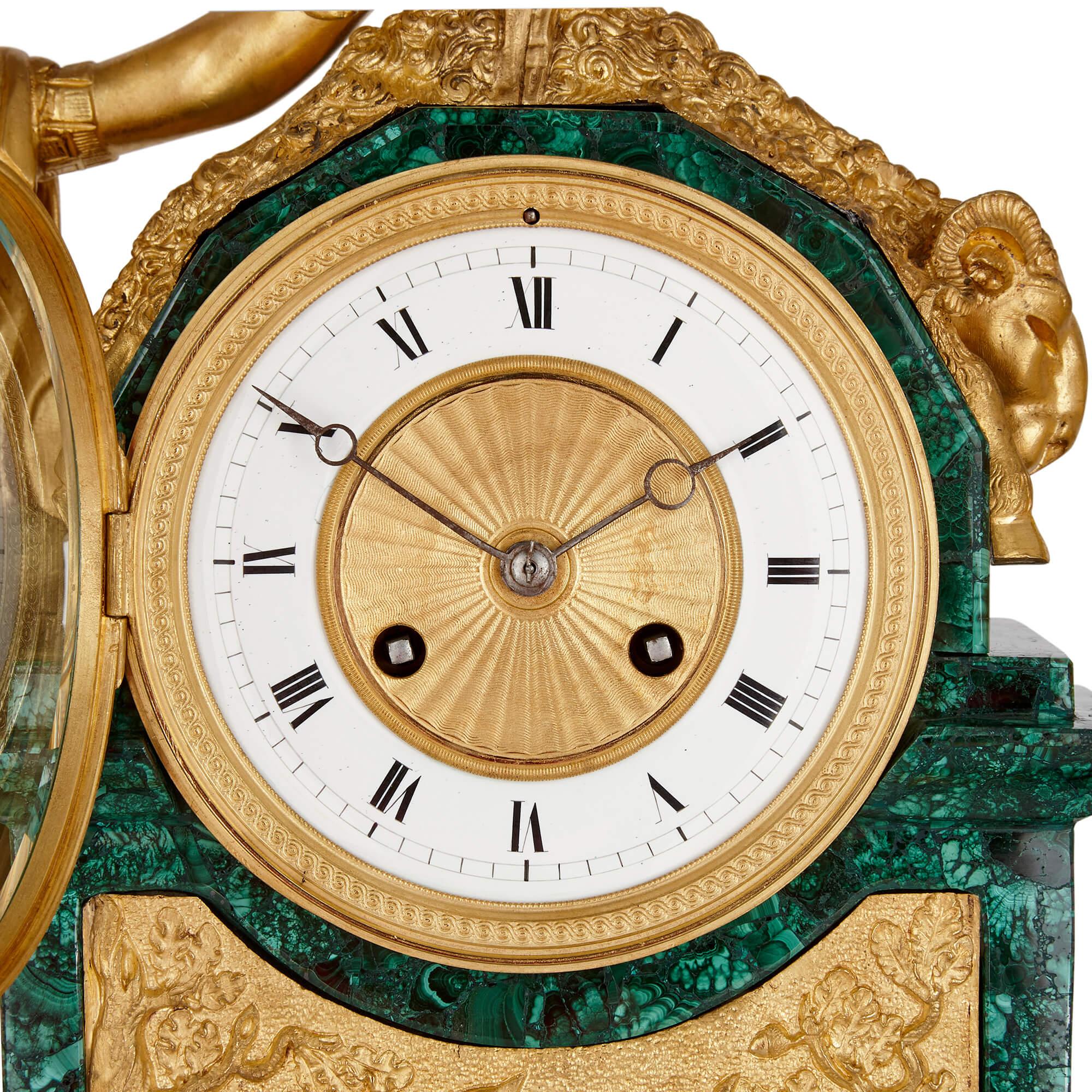 Français Grande horloge de cheminée de style Empire en bronze doré et malachite avec sculpture mythologique en vente