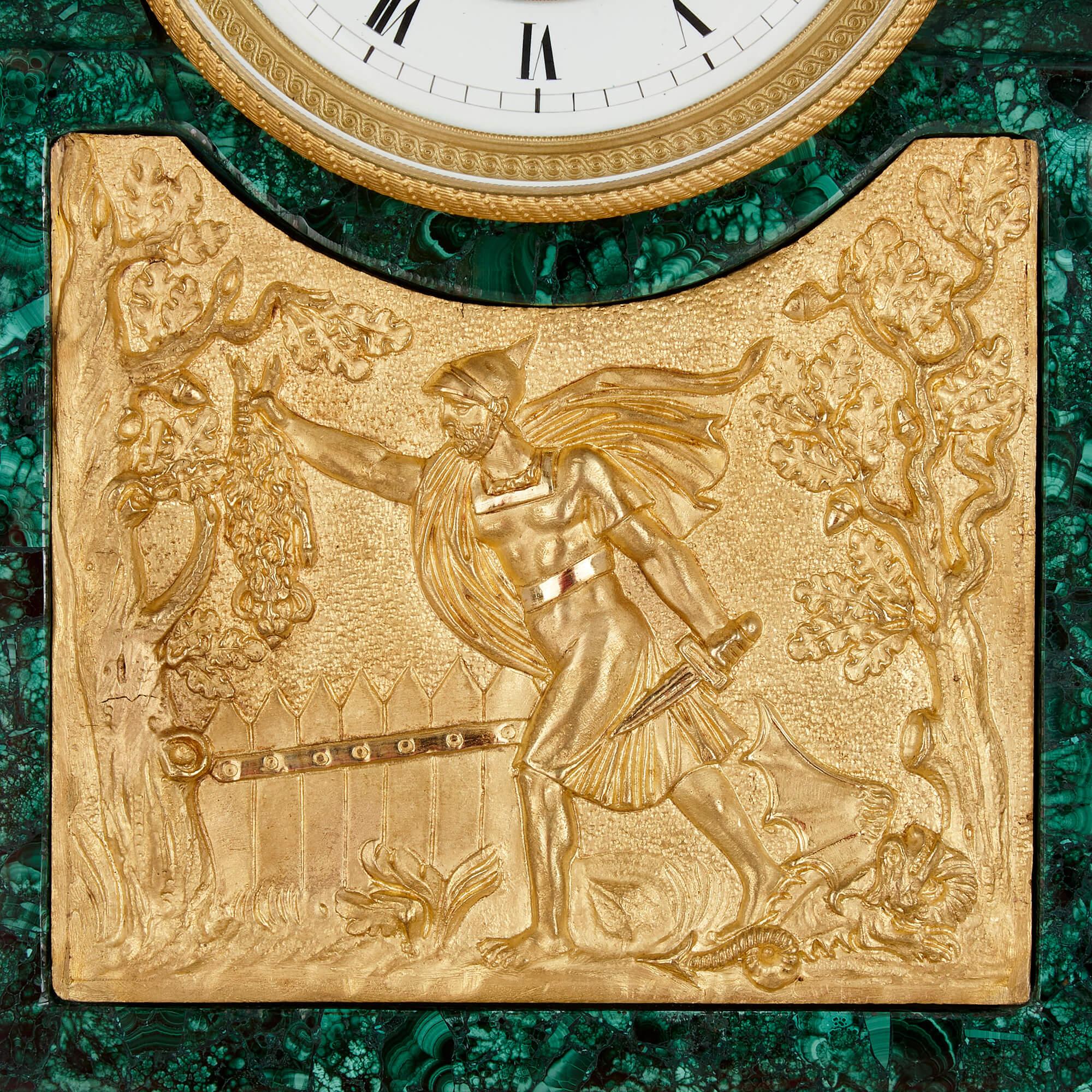 Grande horloge de cheminée de style Empire en bronze doré et malachite avec sculpture mythologique Bon état - En vente à London, GB