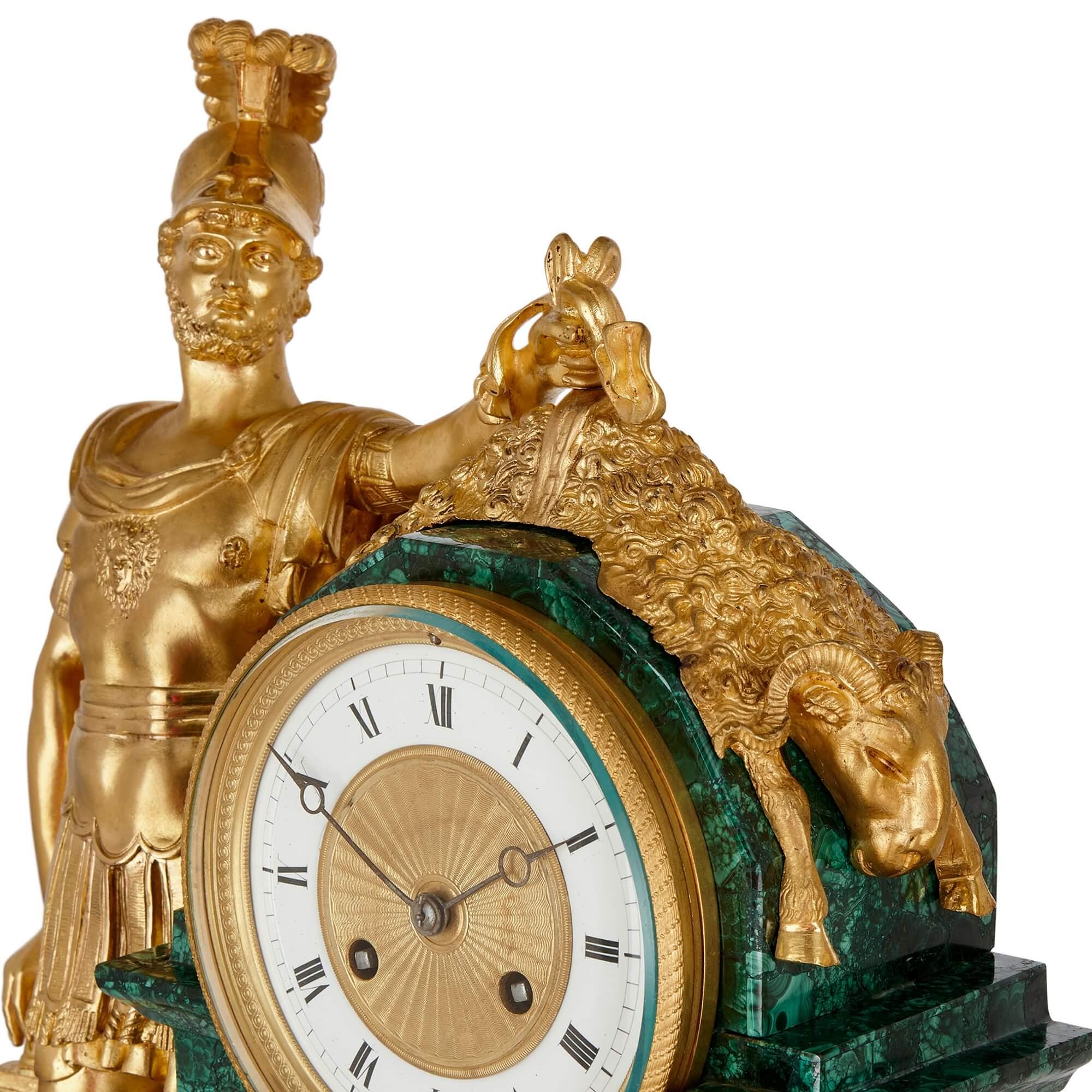 XIXe siècle Grande horloge de cheminée de style Empire en bronze doré et malachite avec sculpture mythologique en vente