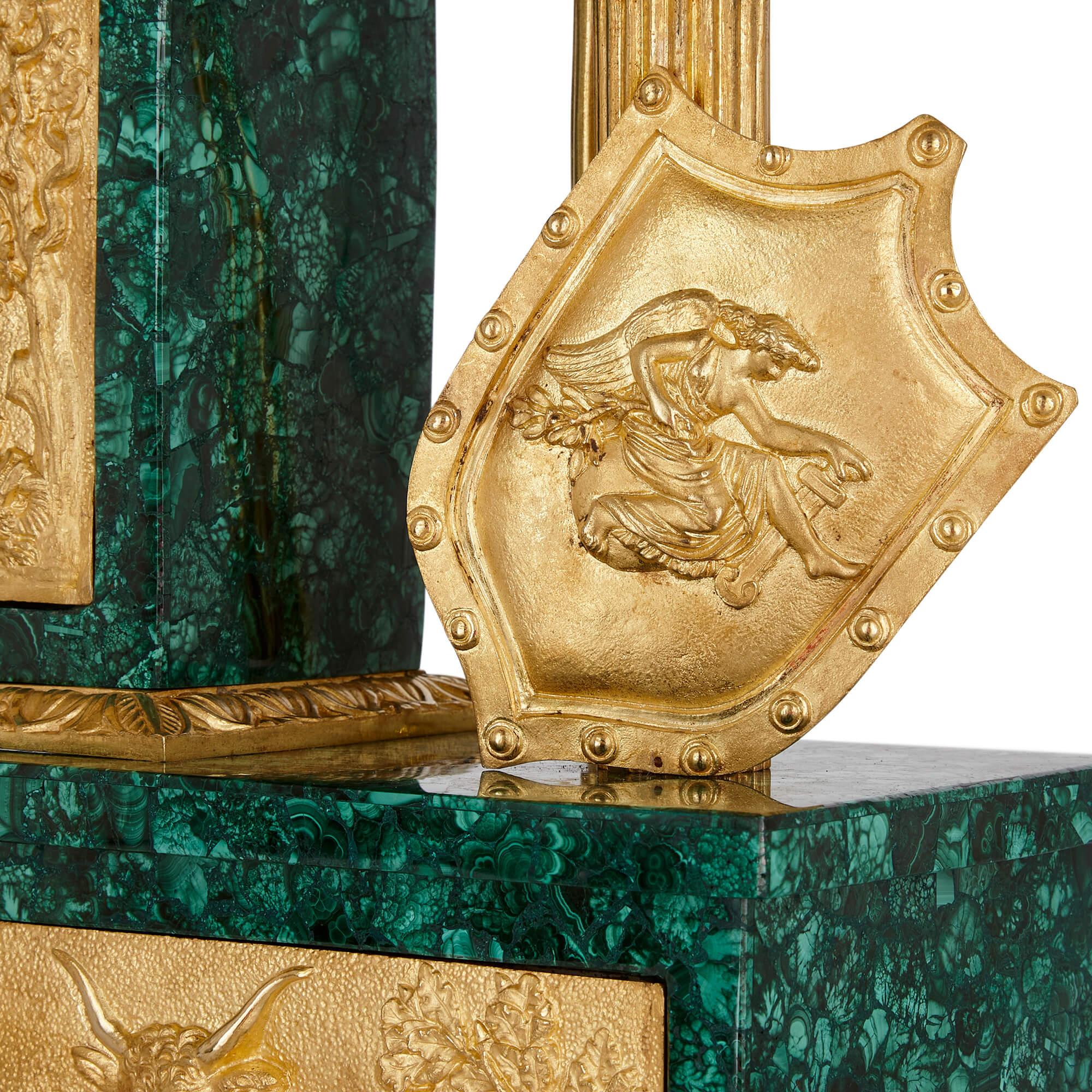 Malachite Grande horloge de cheminée de style Empire en bronze doré et malachite avec sculpture mythologique en vente