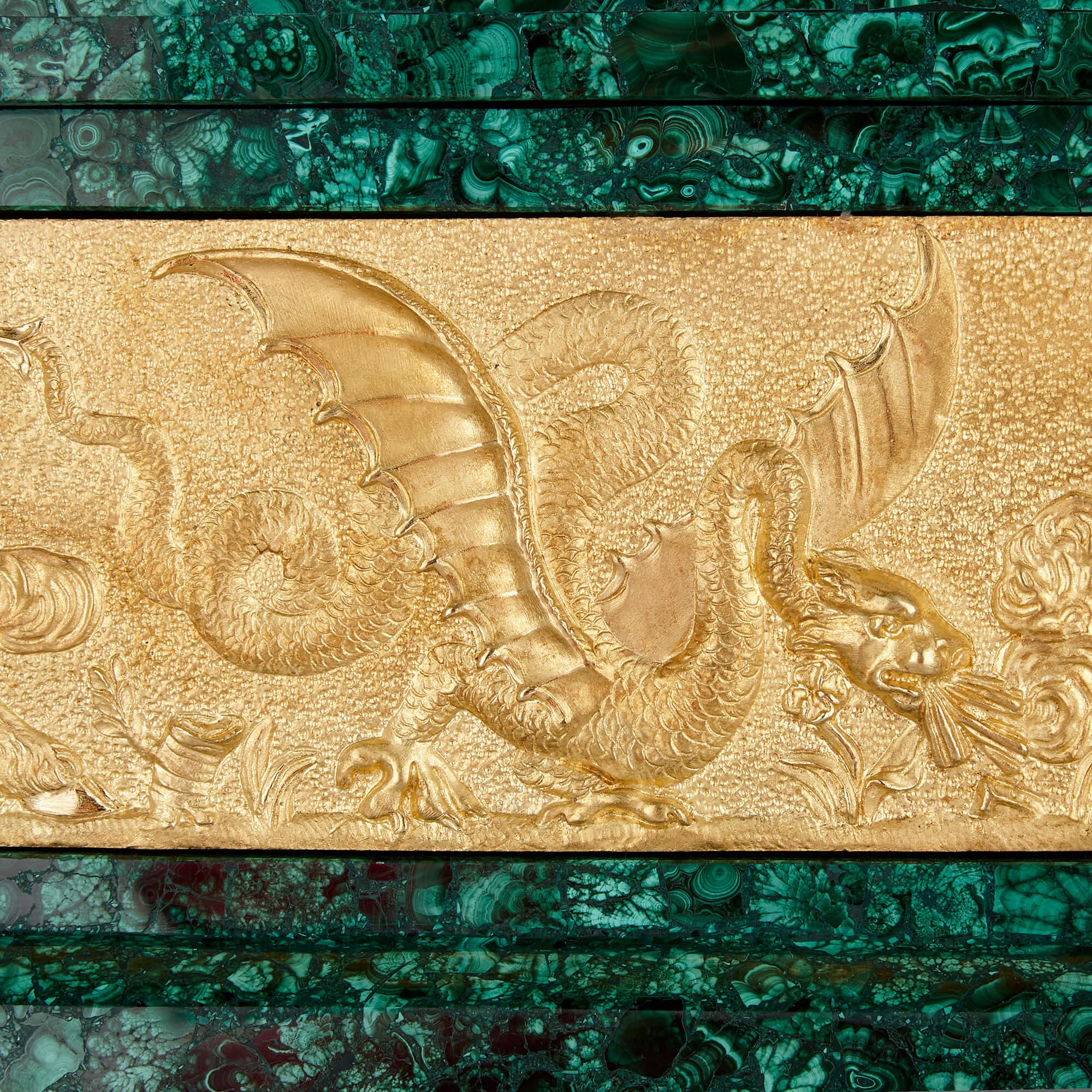 Grande horloge de cheminée de style Empire en bronze doré et malachite avec sculpture mythologique en vente 1