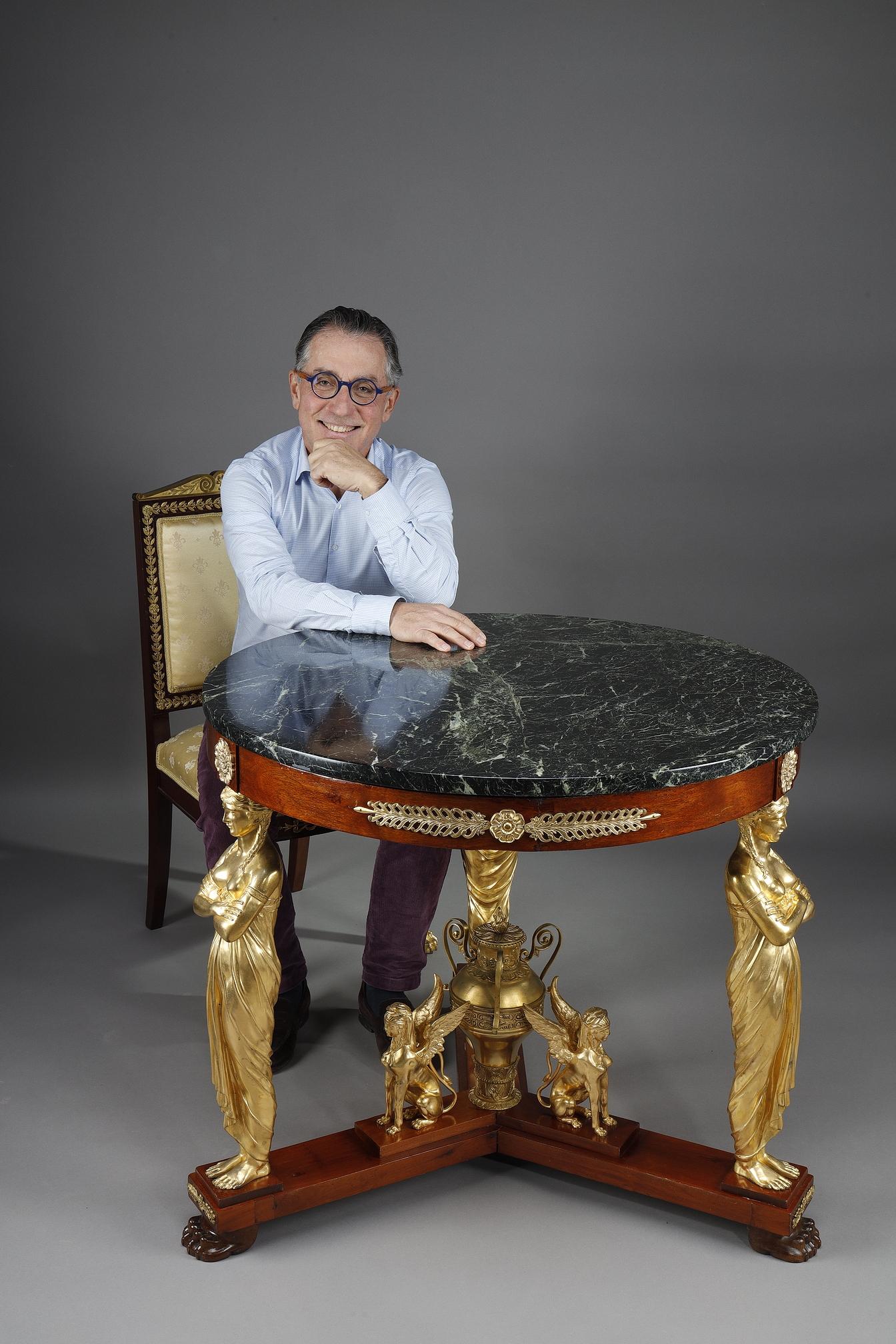 Grande tavolo con piedistallo in stile Impero in mogano e impiallacciato in mogano in vendita 11