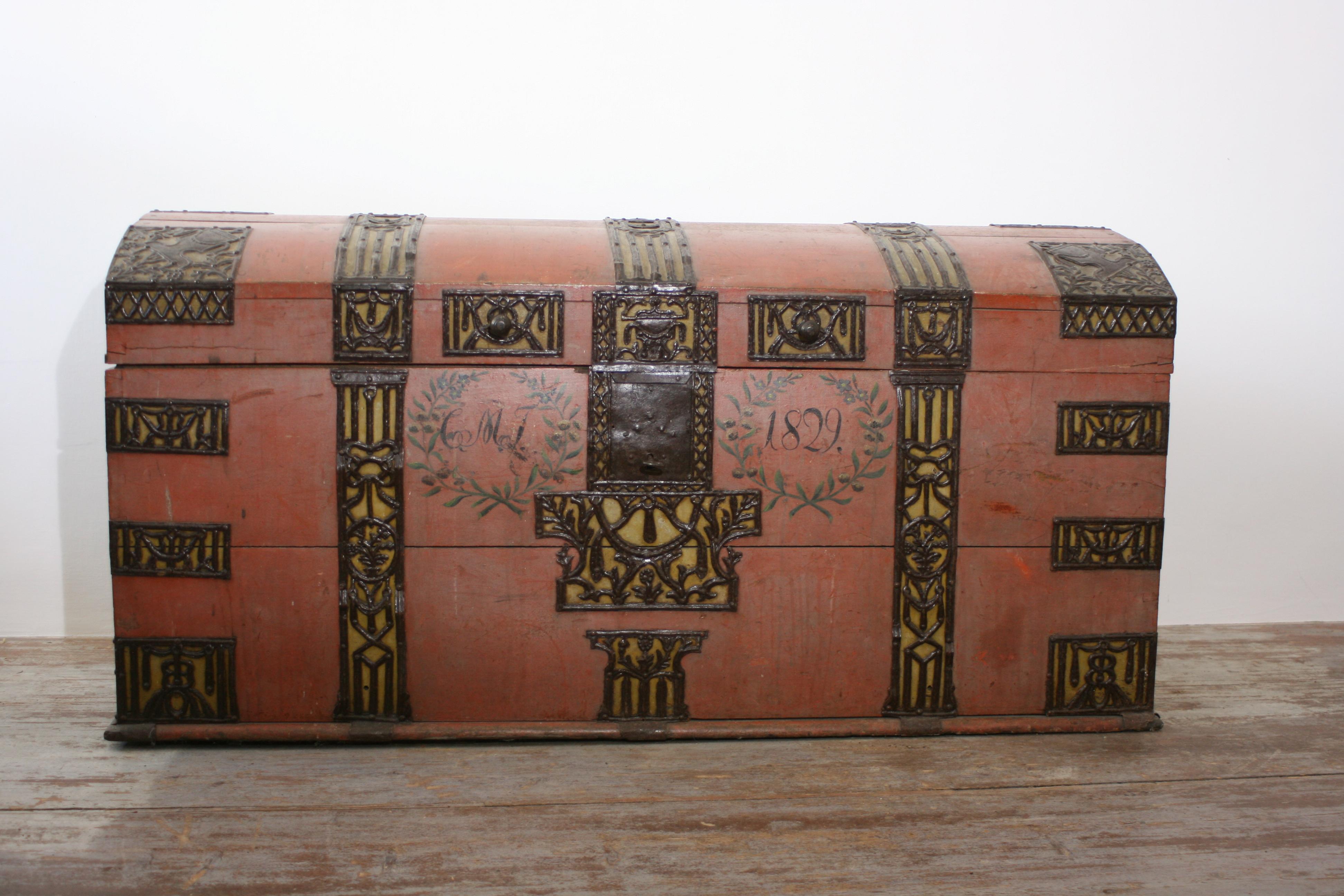 A museum-quality wedding chest from the Empire period in solid oak - first hand from a Danish family property
Sonderborg Denmark, dated 1829
Original, polychrome paint in warm red and mustard yellow, lettering in green-blue-grey
Elaborately crafted