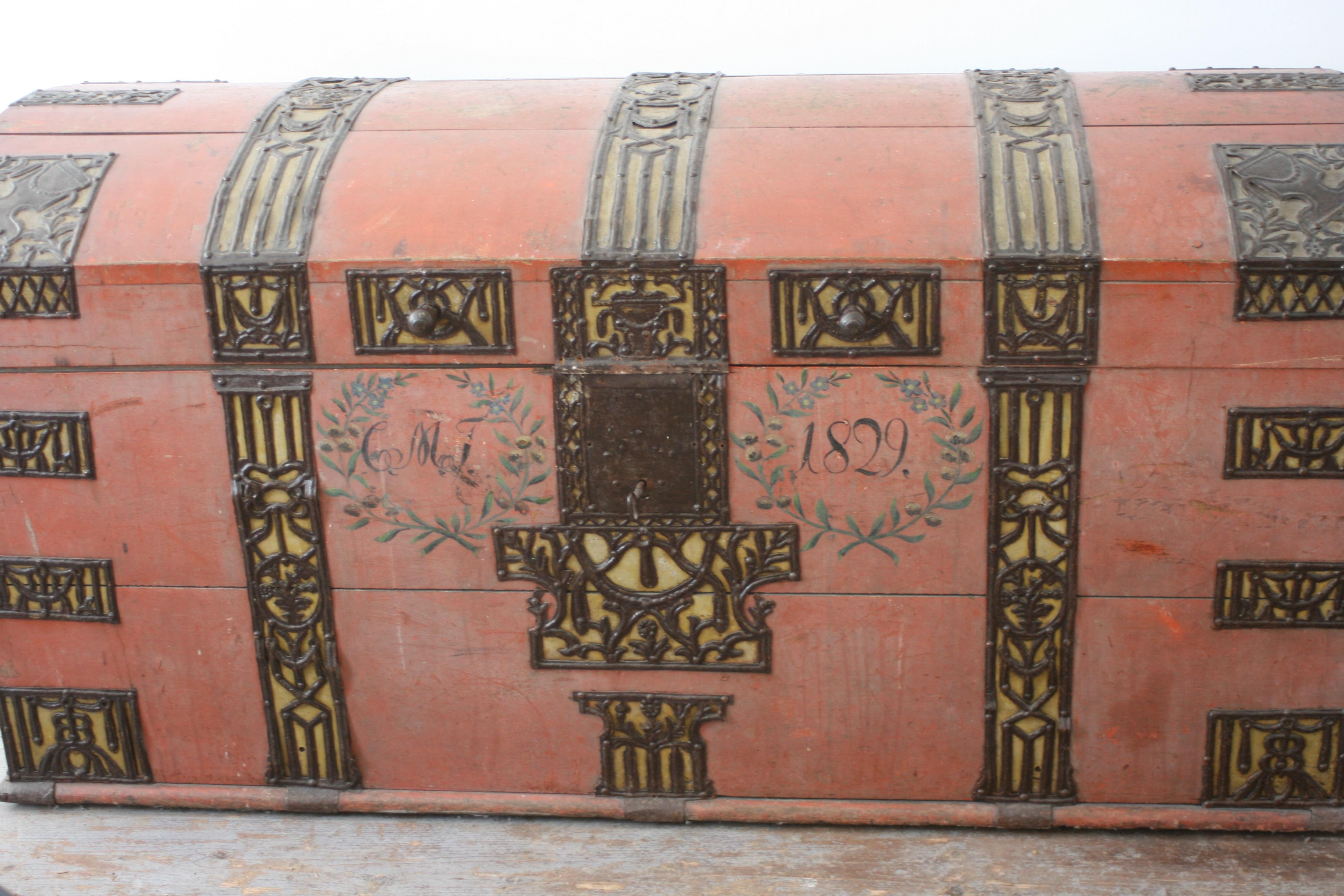 Large Empire Wedding Trunk Painted in Pale Red-Yellow Colors Dated 1829, Denmark In Good Condition In Salzburg, AT