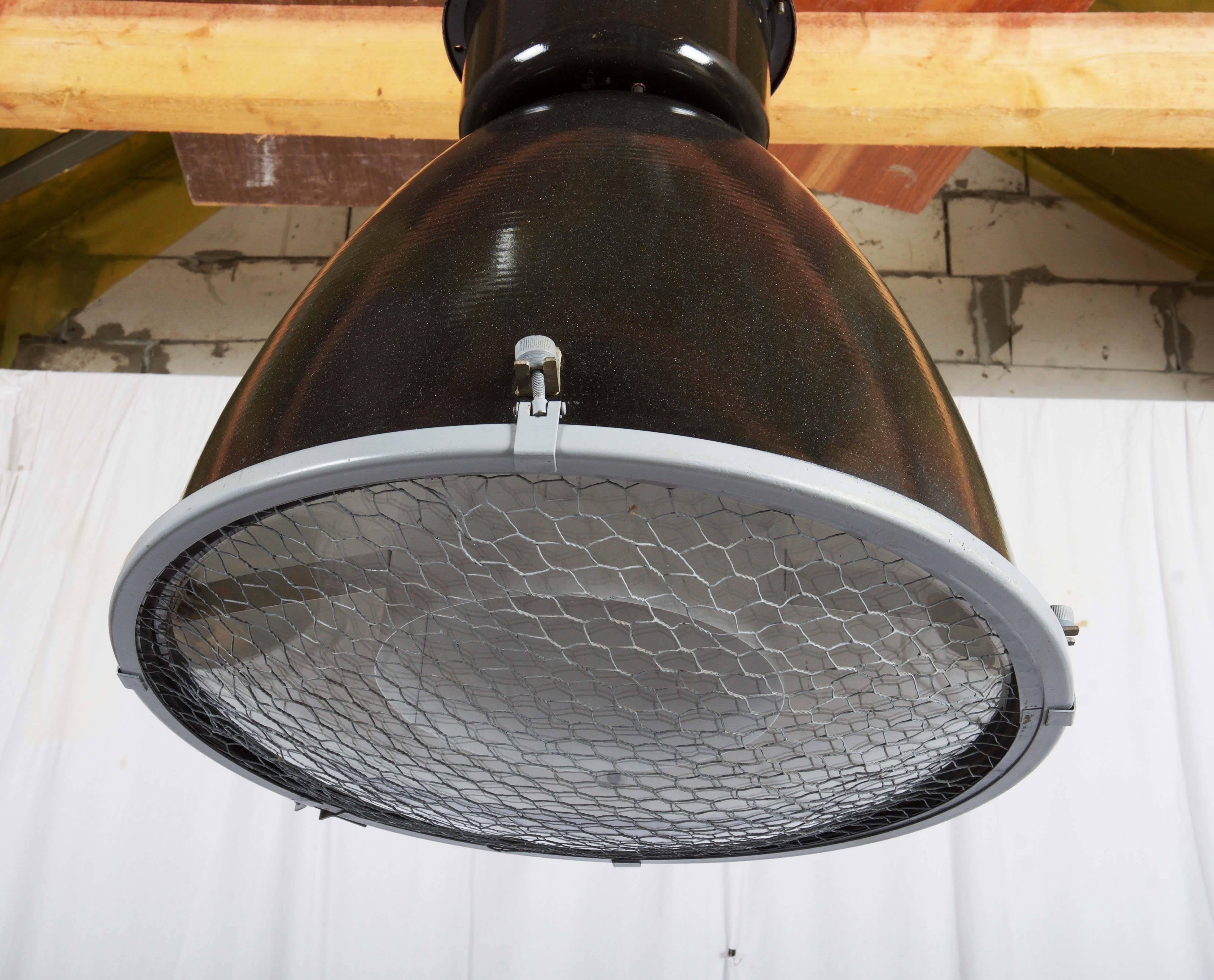 Grande lampe à suspension industrielle en verre parabolique, manufacture d'émail en vente 5