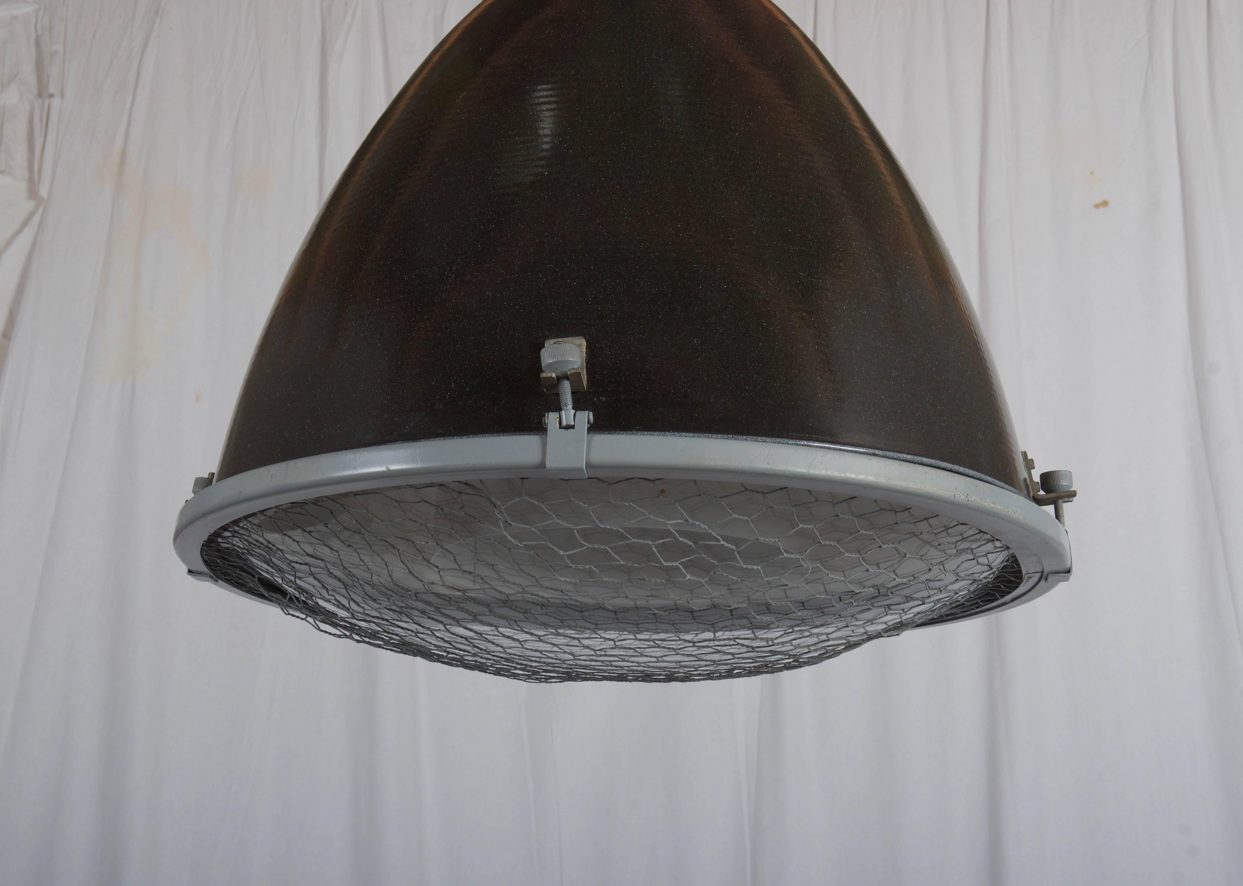 Grande lampe à suspension industrielle en verre parabolique, manufacture d'émail en vente 8