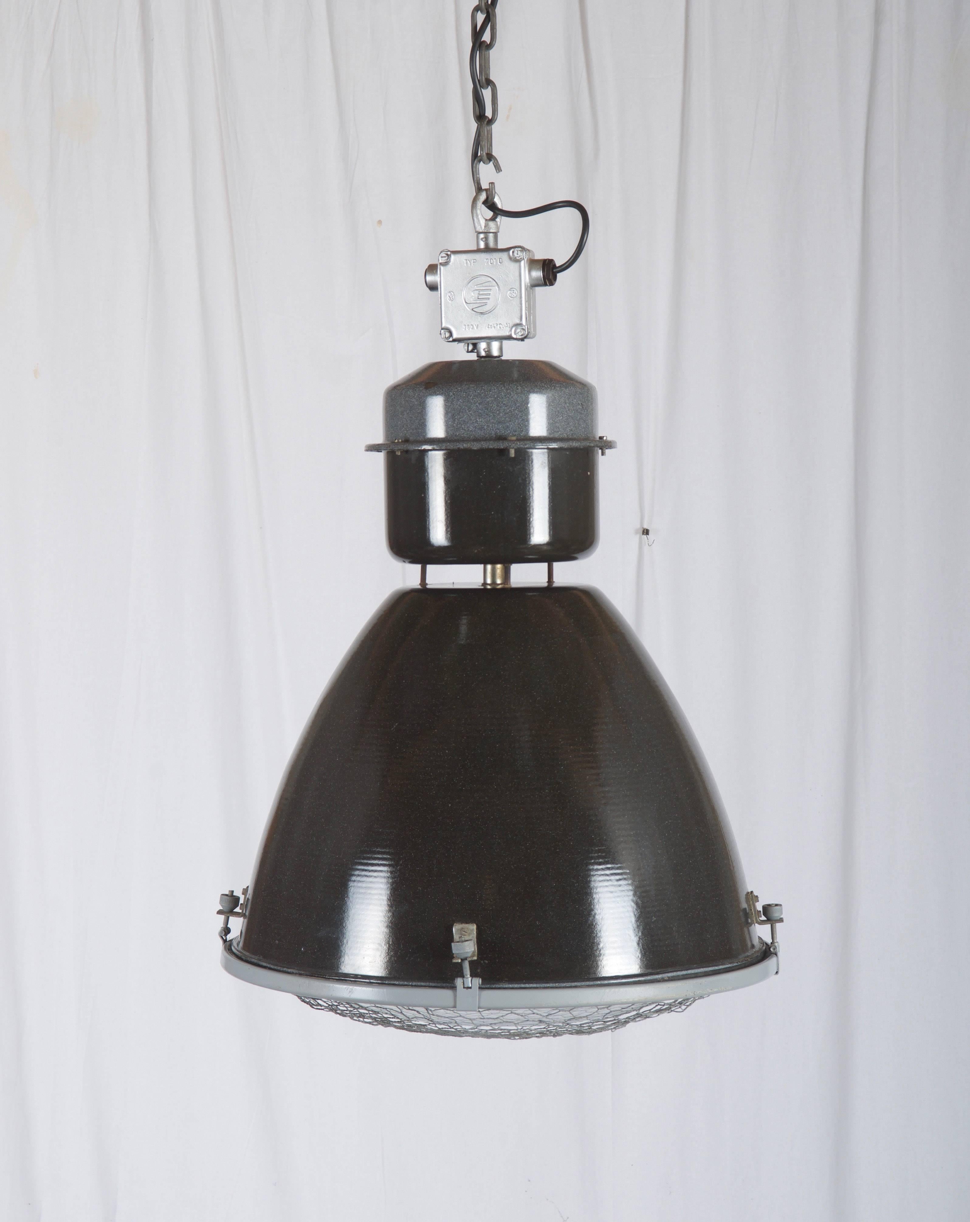 Grande lampe à suspension industrielle en verre parabolique, manufacture d'émail en vente 10