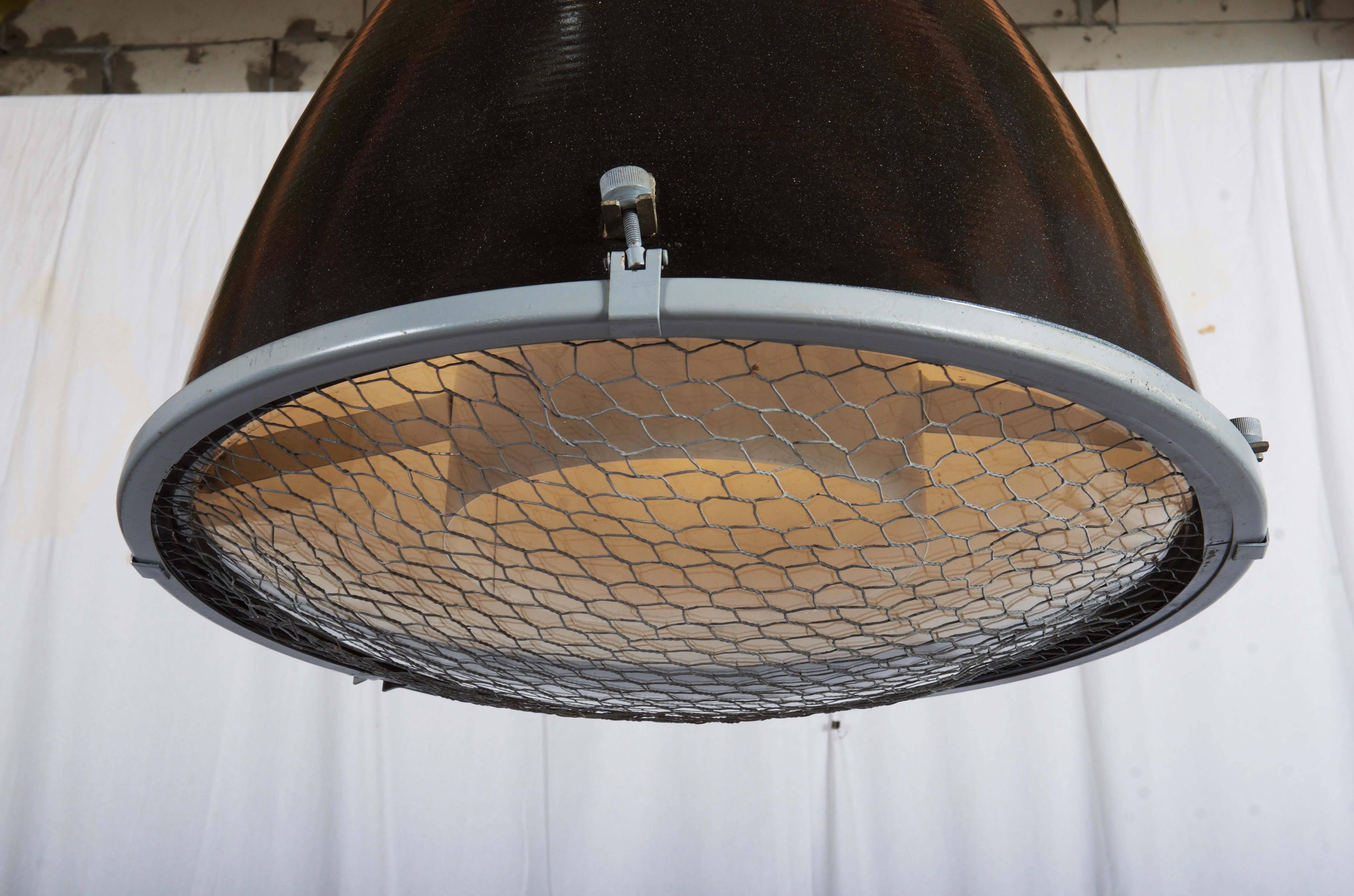 Émail Grande lampe à suspension industrielle en verre parabolique, manufacture d'émail en vente