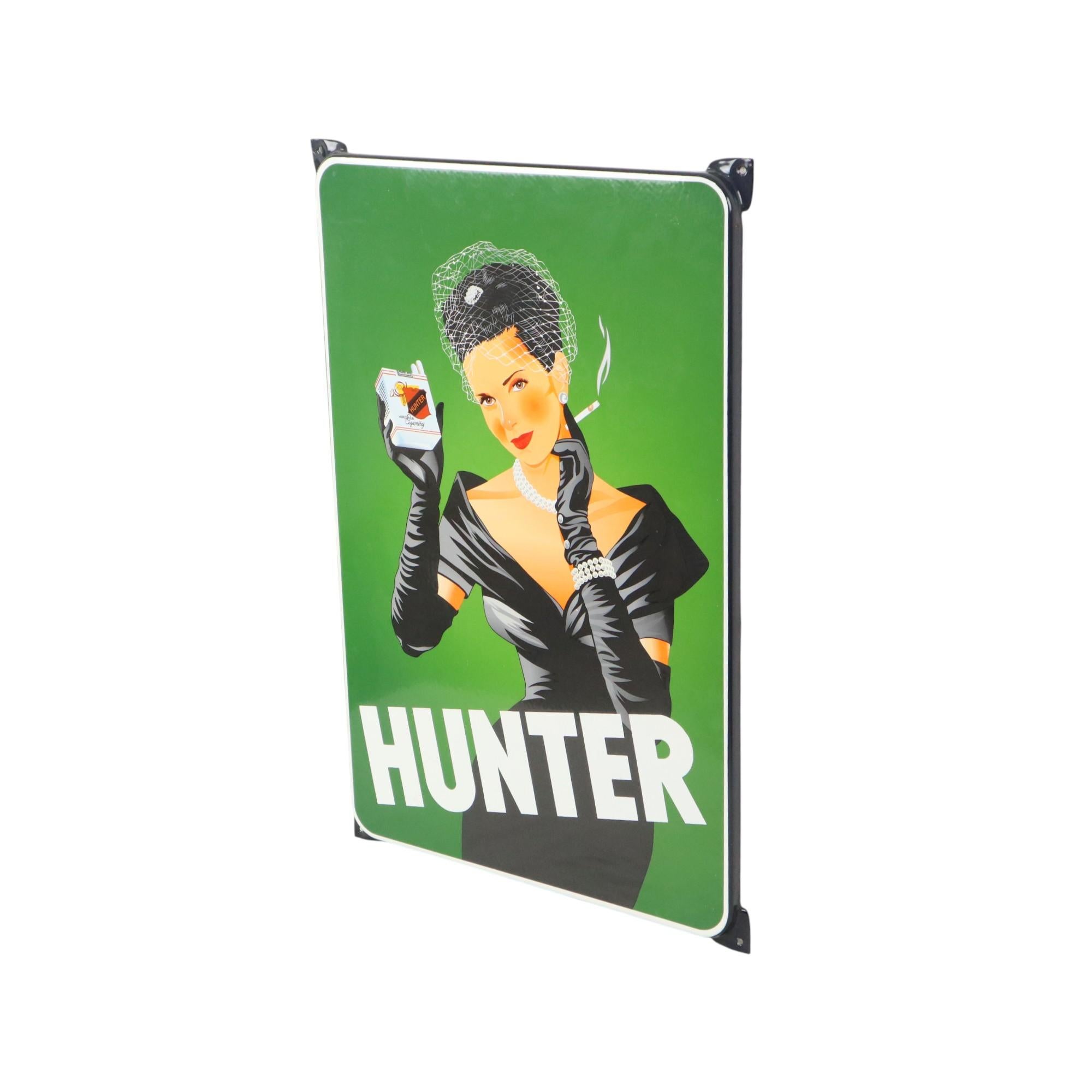 Schönes großes Emailleschild, Werbeschild für Hunter Virginia Zigaretten, eine amerikanische Zigarettenmarke, coole Retro-Werbung, Neuauflage eines Vintage-Emailschildes aus den 1930er Jahren.

Hübsches Schild mit dem Bild einer rauchenden Frau, die