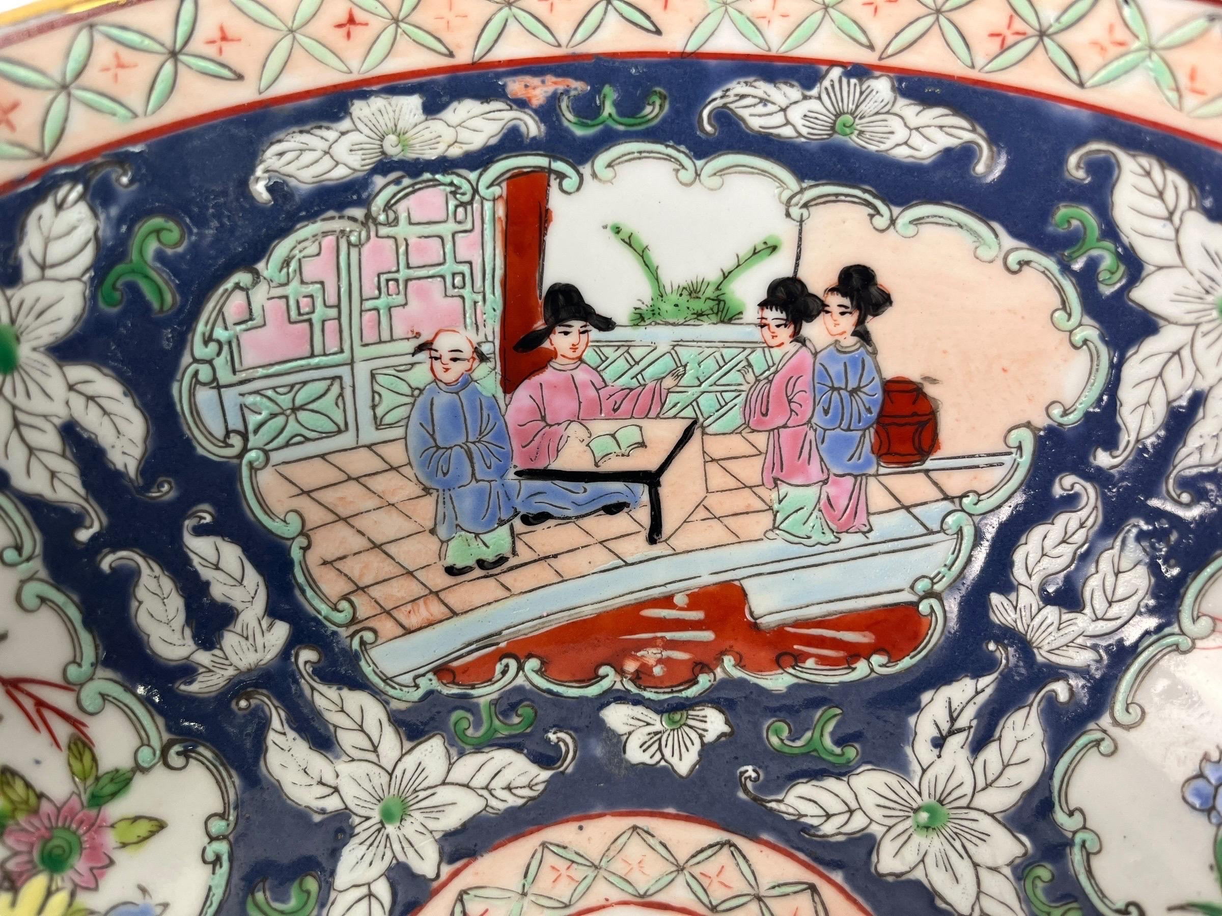 Grand bol en porcelaine émaillée, scène de palais de rose - Chine - Qing en vente 3
