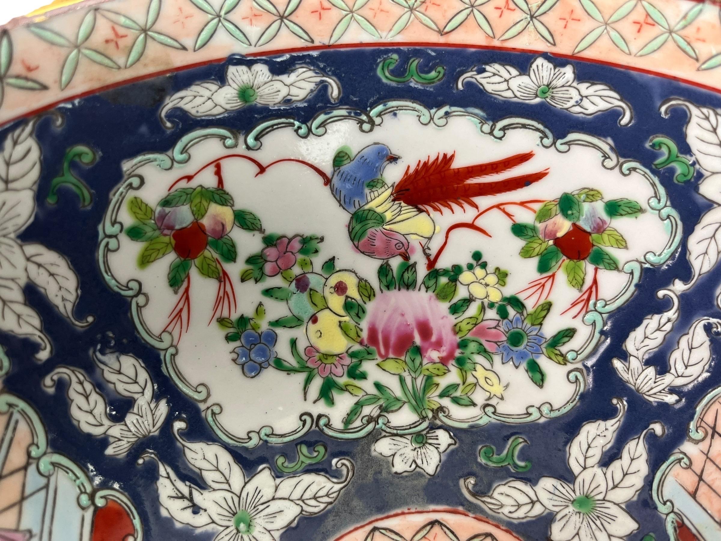 Grand bol en porcelaine émaillée, scène de palais de rose - Chine - Qing en vente 4