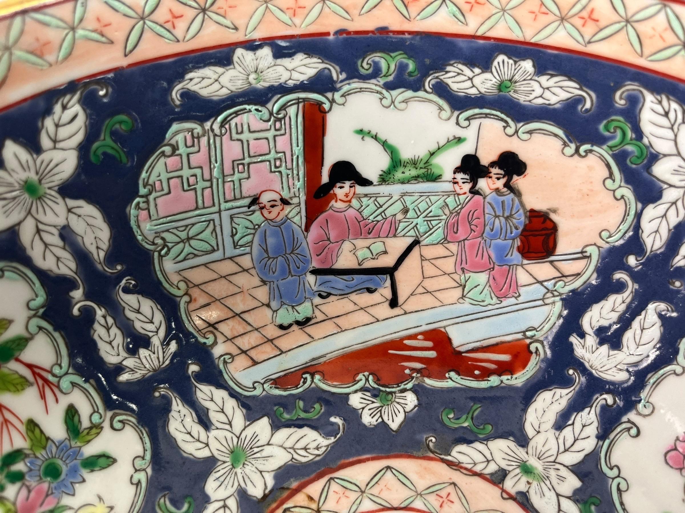 Grand bol en porcelaine émaillée, scène de palais de rose - Chine - Qing en vente 5