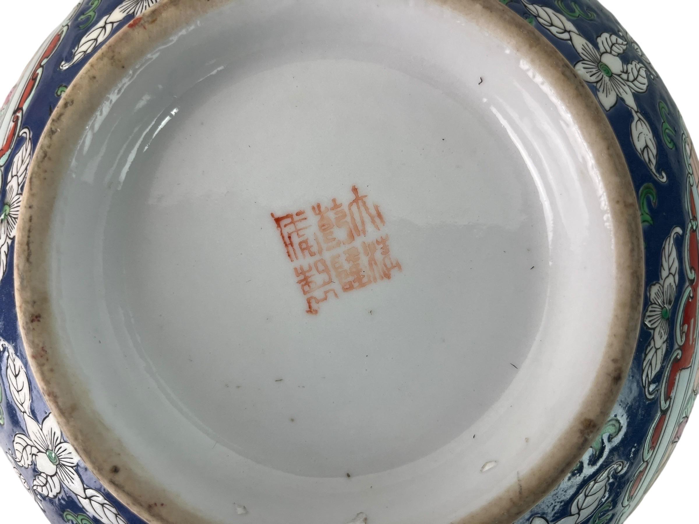 Grand bol en porcelaine émaillée, scène de palais de rose - Chine - Qing en vente 6