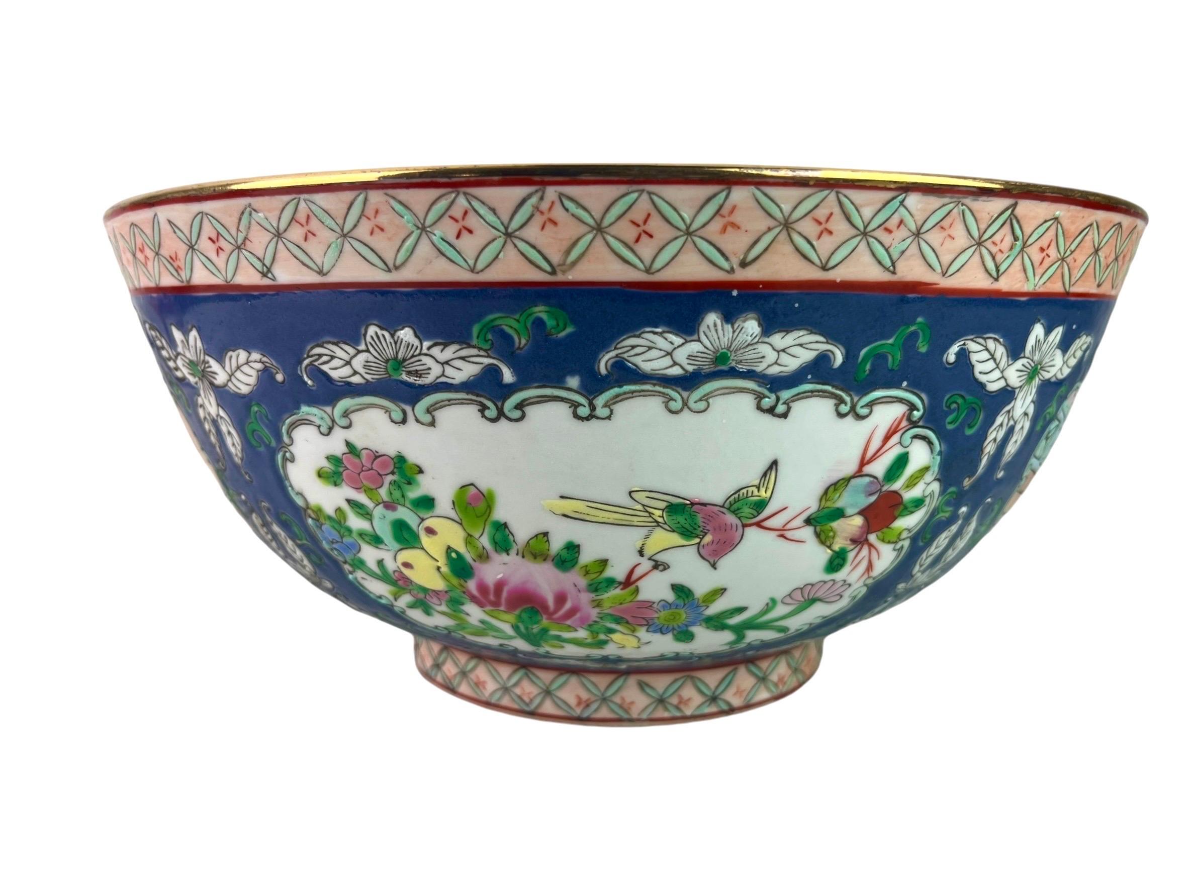 Grand bol en porcelaine émaillée à décor cloisonné dans le style de la famille rose de scènes de palais.
Très joli et décoratif.

Marque Qianlong apocryphe sur le dessous.

Qianlong est un empereur chinois du 18e siècle. Il est le sixième empereur
