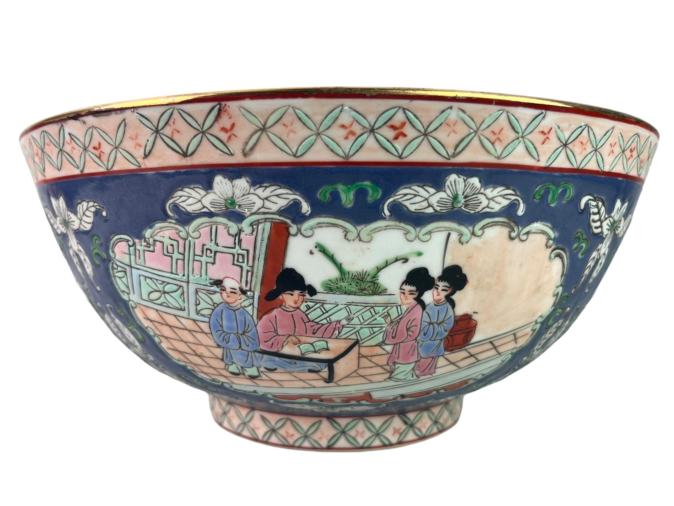 Chinois Grand bol en porcelaine émaillée, scène de palais de rose - Chine - Qing en vente
