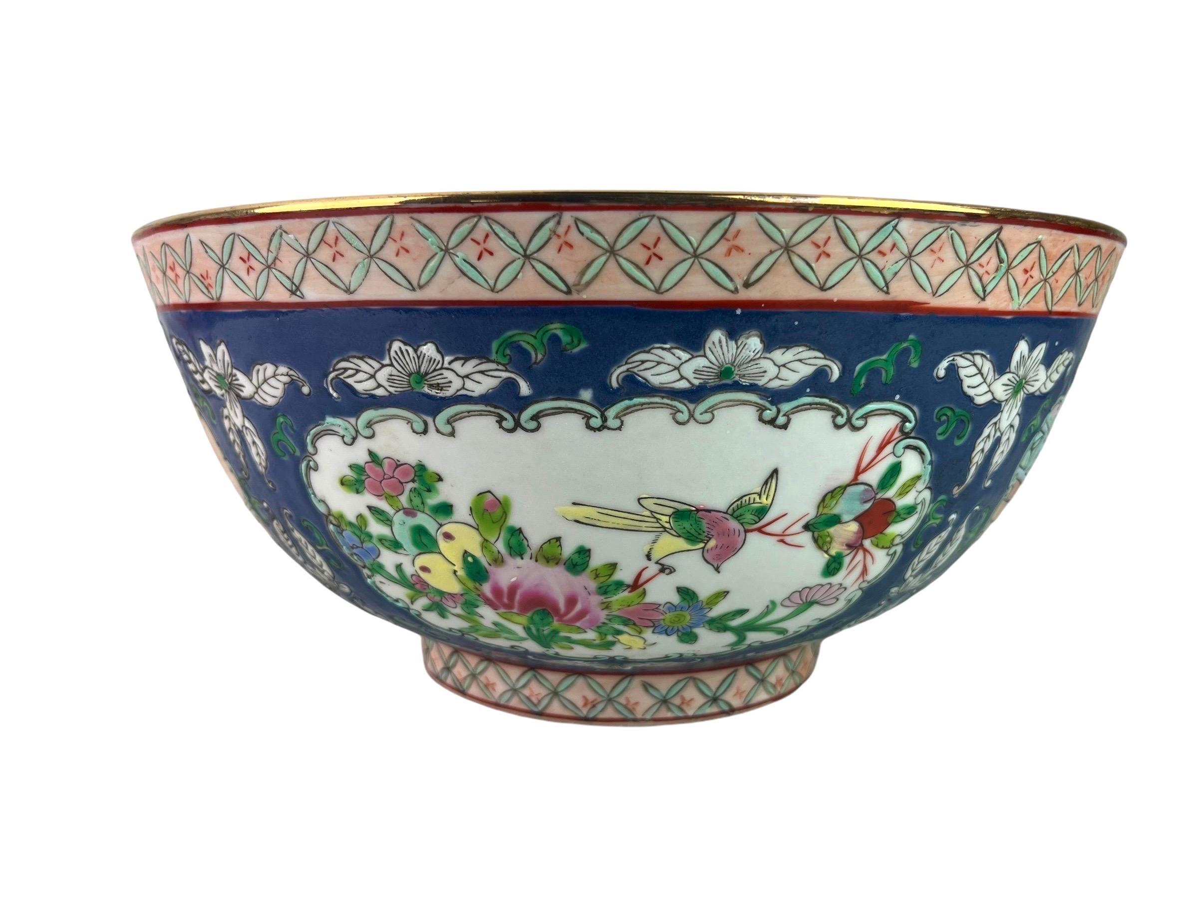 Émaillé Grand bol en porcelaine émaillée, scène de palais de rose - Chine - Qing en vente