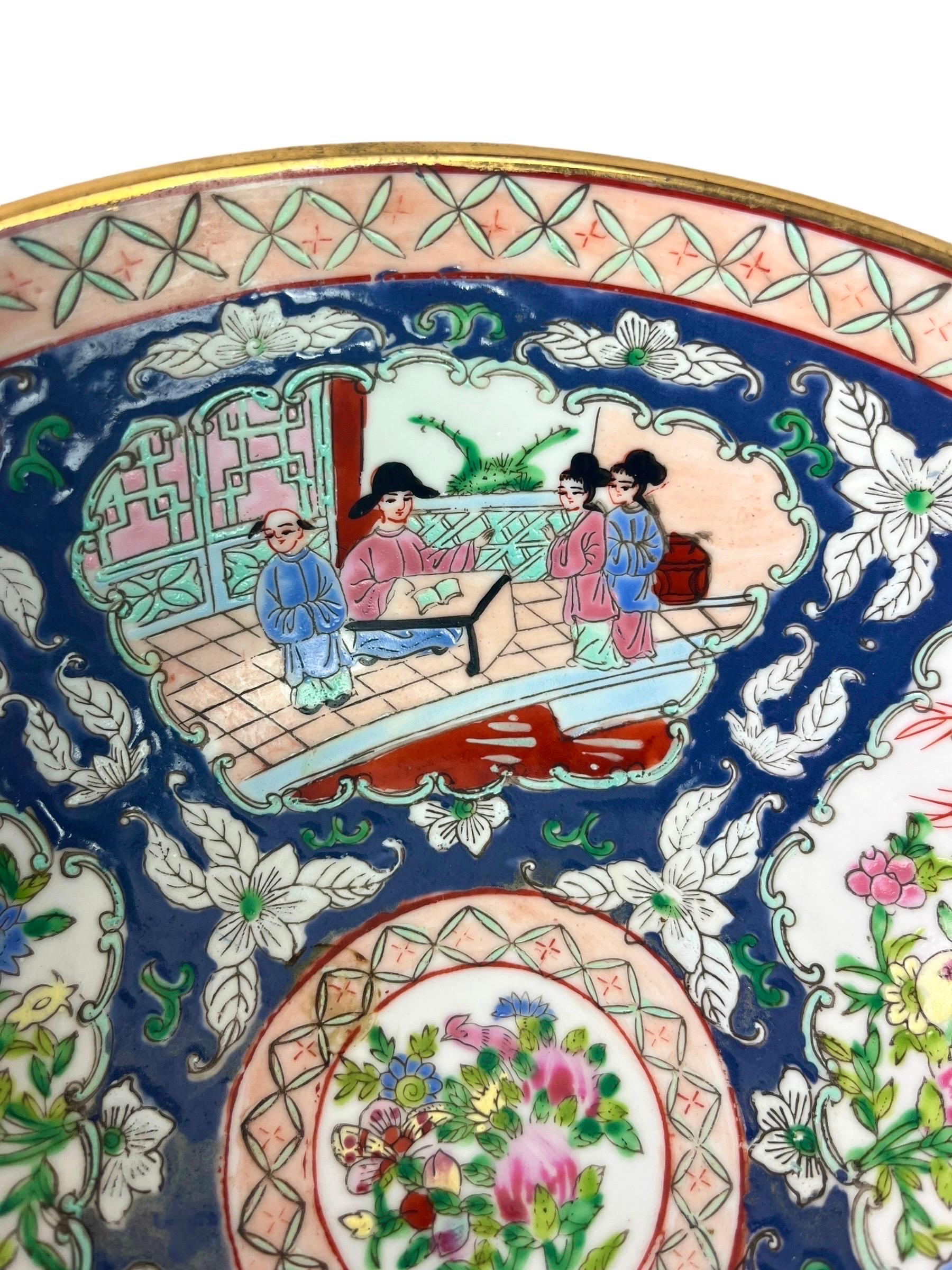 Porcelaine Grand bol en porcelaine émaillée, scène de palais de rose - Chine - Qing en vente
